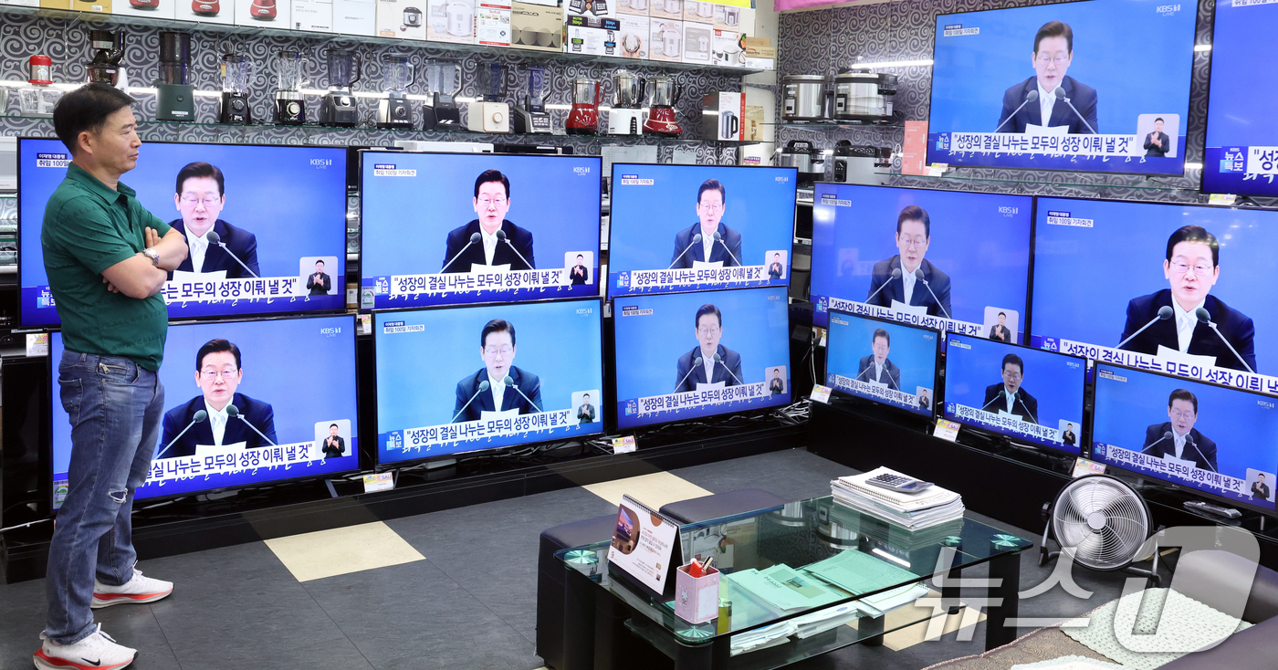 (서울=뉴스1) 김명섭 기자 = 11 일 서울 용산 전자상가에서 한 상인이 이재명 대통령 취임 100일 기자회견을 보고 있다.  2025.9.11/뉴스1