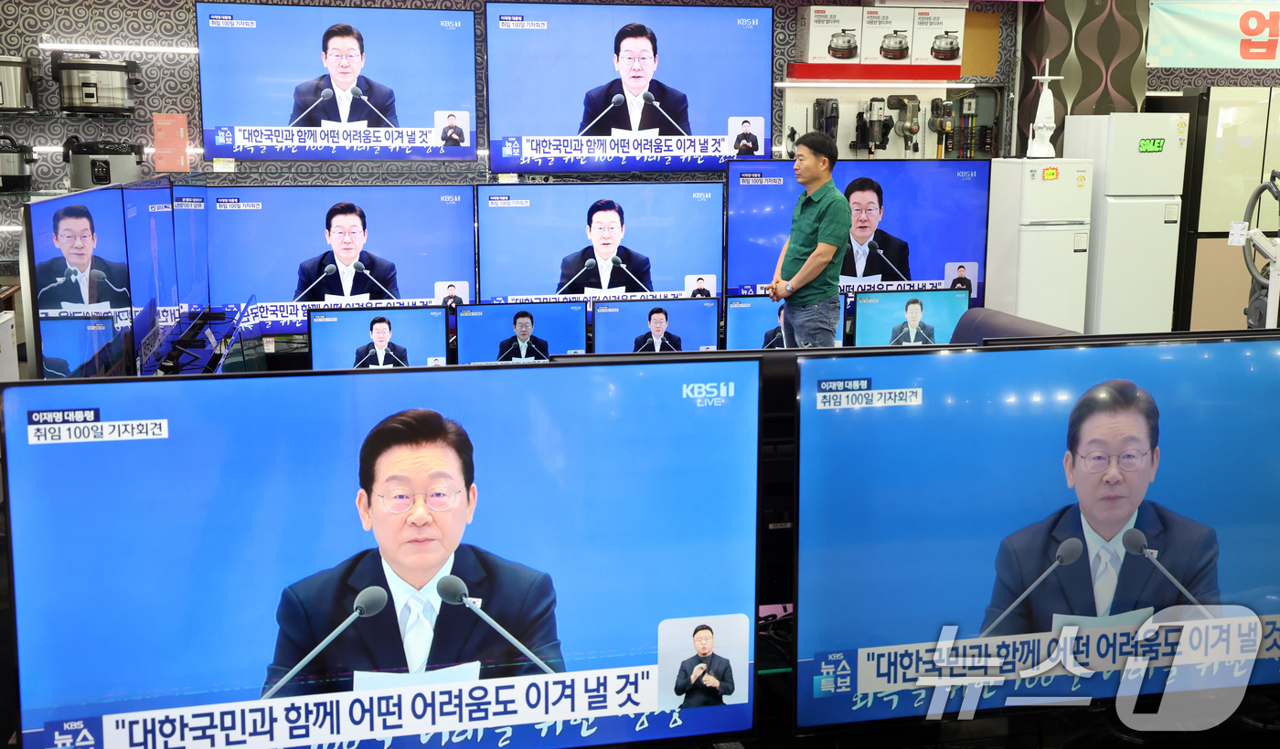 (서울=뉴스1) 김명섭 기자 = 11 일 서울 용산 전자상가에서 한 상인이 이재명 대통령 취임 100일 기자회견을 보고 있다.  2025.9.11/뉴스1