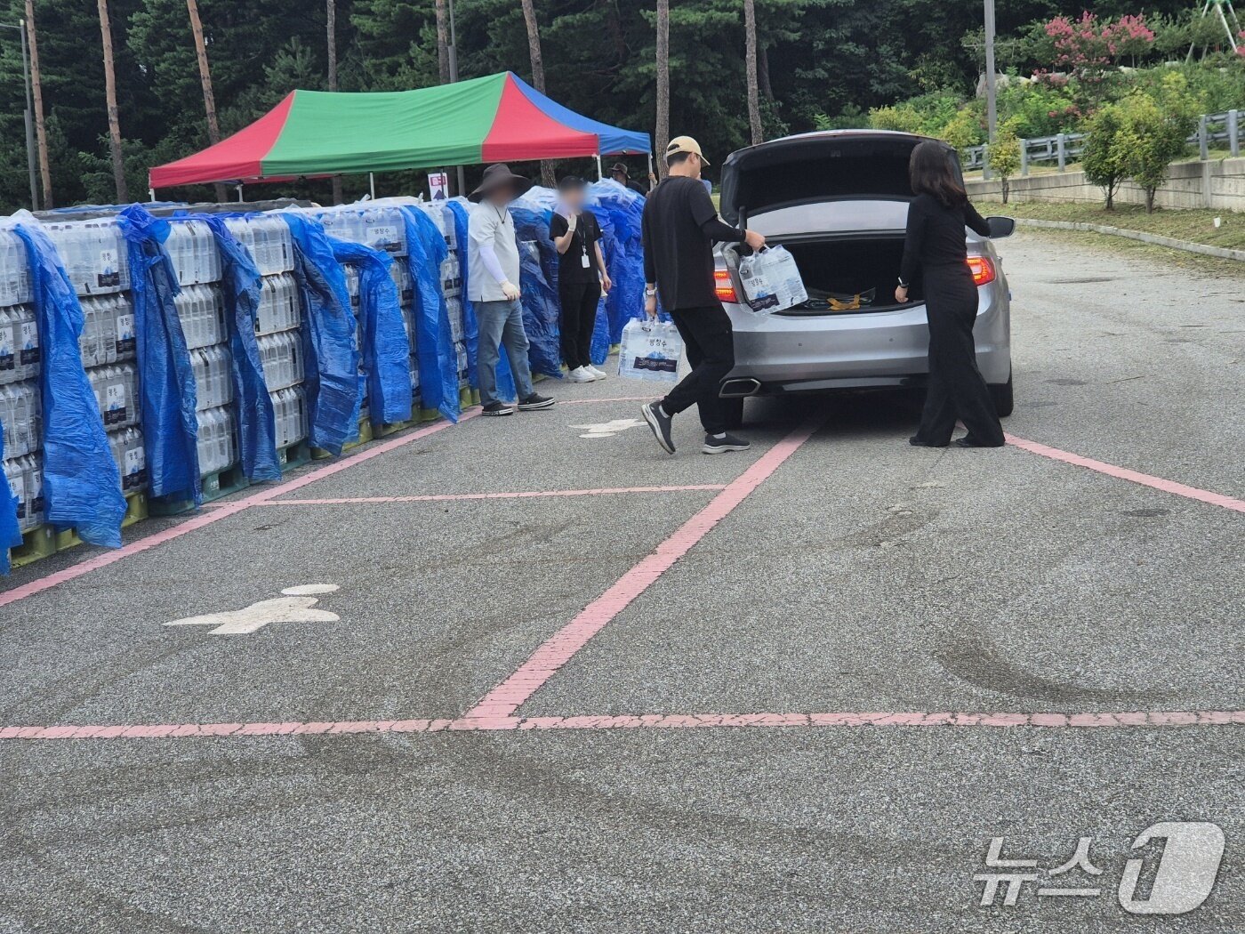 본문 이미지 - 드라이브 스루로 물 받아가는 강릉시민.&#40;뉴스1 DB&#41;
