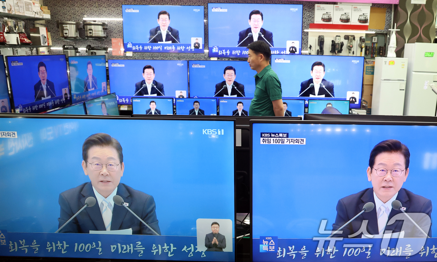 (서울=뉴스1) 김명섭 기자 = 11 일 서울 용산 전자상가에서 한 상인이 이재명 대통령 취임 100일 기자회견을 보고 있다.  2025.9.11/뉴스1