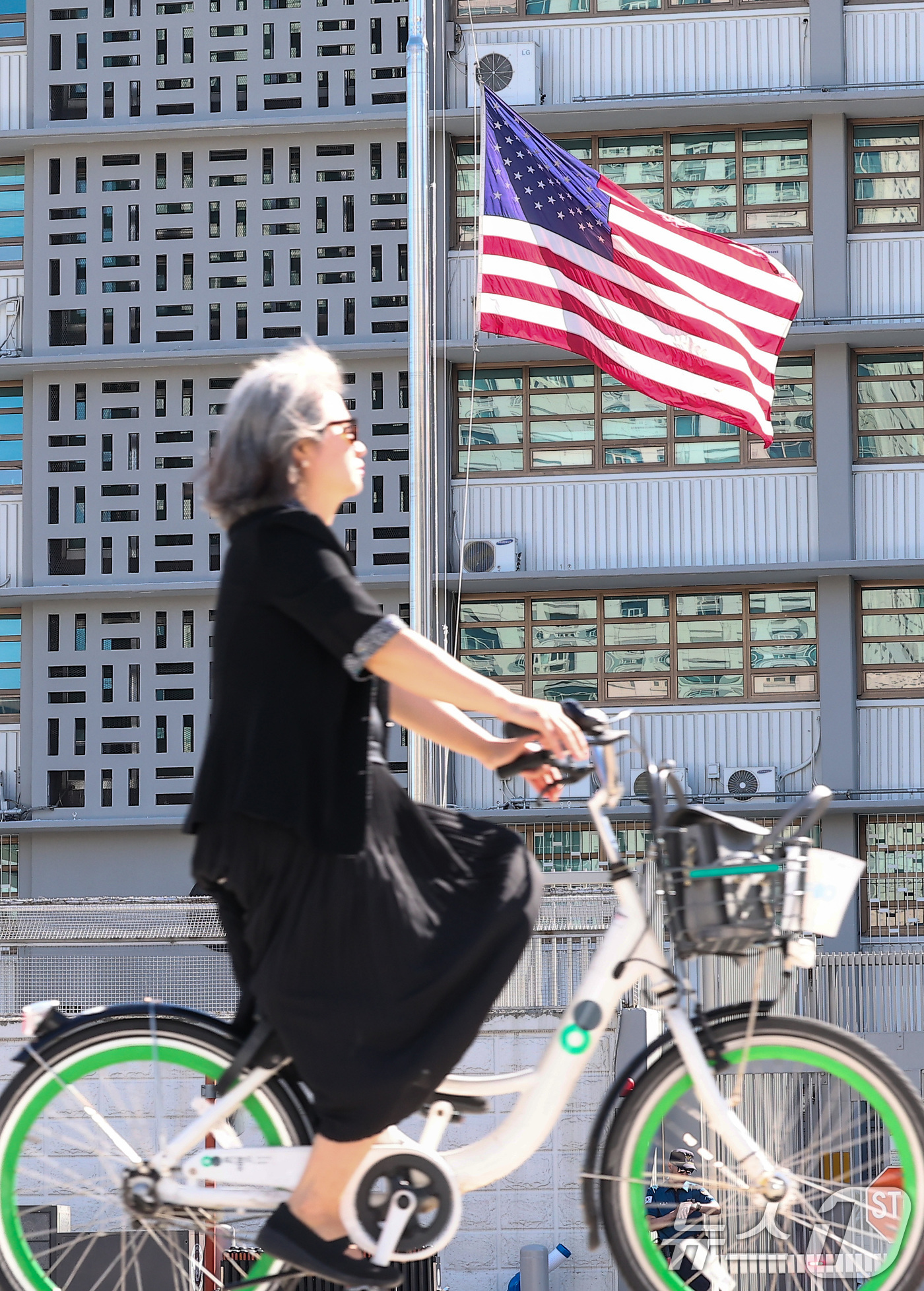 (서울=뉴스1) 김성진 기자 = 11일 서울 종로구 주한미국대사관에 조기가 게양돼 있다.도널드 트럼프 미국 대통령을 지지하는 청년 활동가 찰리 커크가 10일(현지시간) 미 대학 행 …