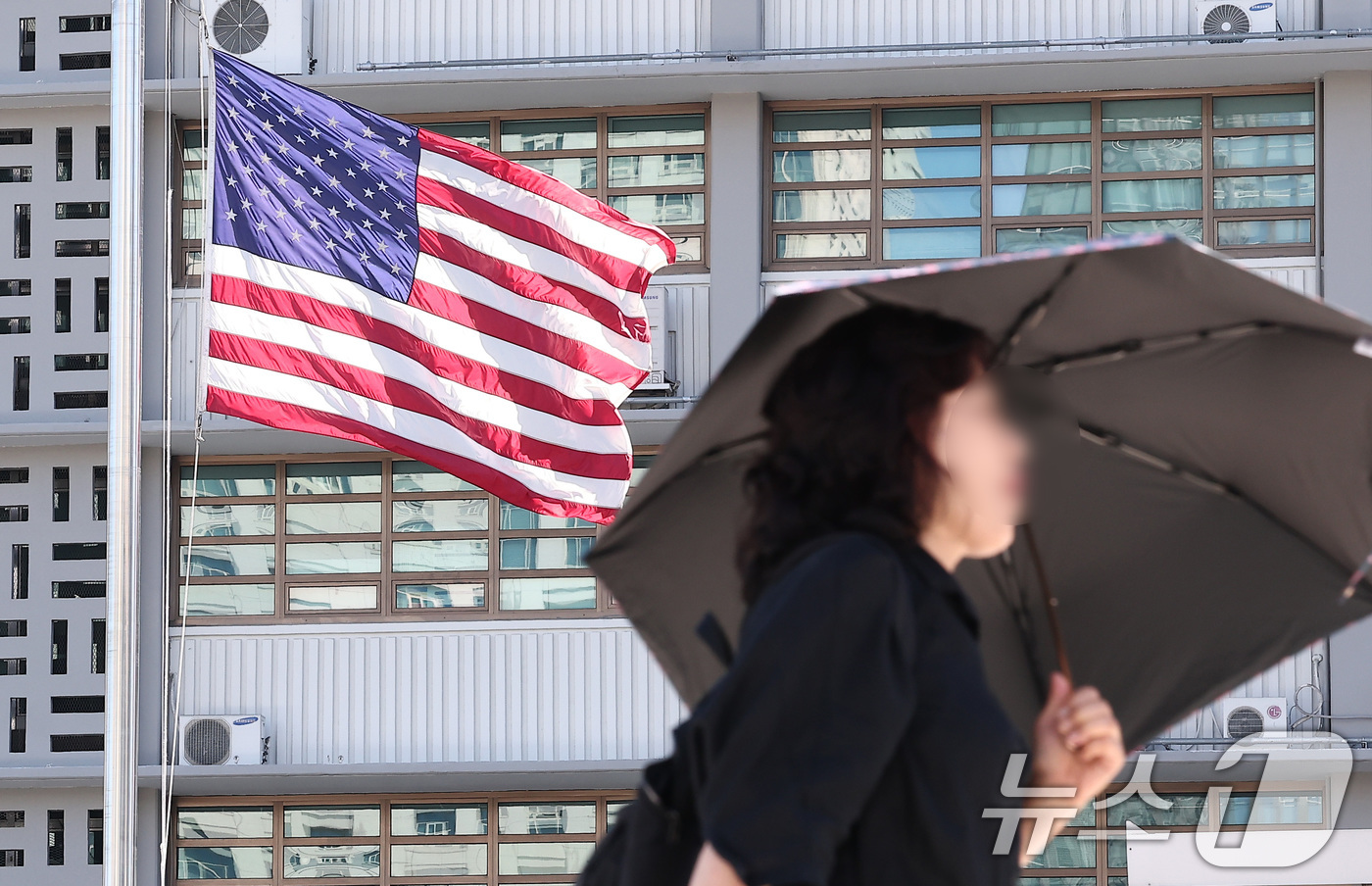 (서울=뉴스1) 김성진 기자 = 11일 서울 종로구 주한미국대사관에 조기가 게양돼 있다.도널드 트럼프 미국 대통령을 지지하는 청년 활동가 찰리 커크가 10일(현지시간) 미 대학 행 …