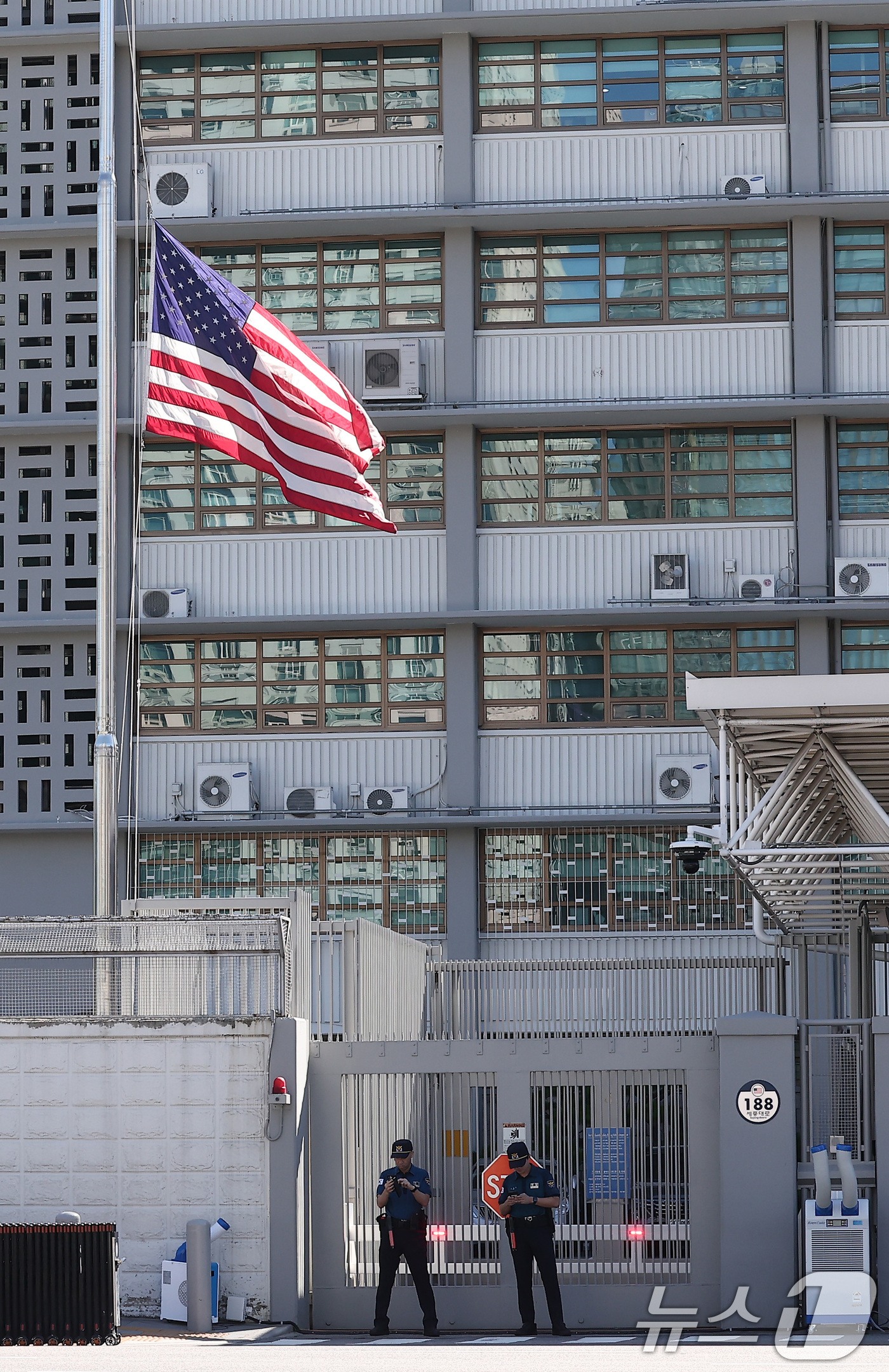 (서울=뉴스1) 김성진 기자 = 11일 서울 종로구 주한미국대사관에 조기가 게양돼 있다.도널드 트럼프 미국 대통령을 지지하는 청년 활동가 찰리 커크가 10일(현지시간) 미 대학 행 …