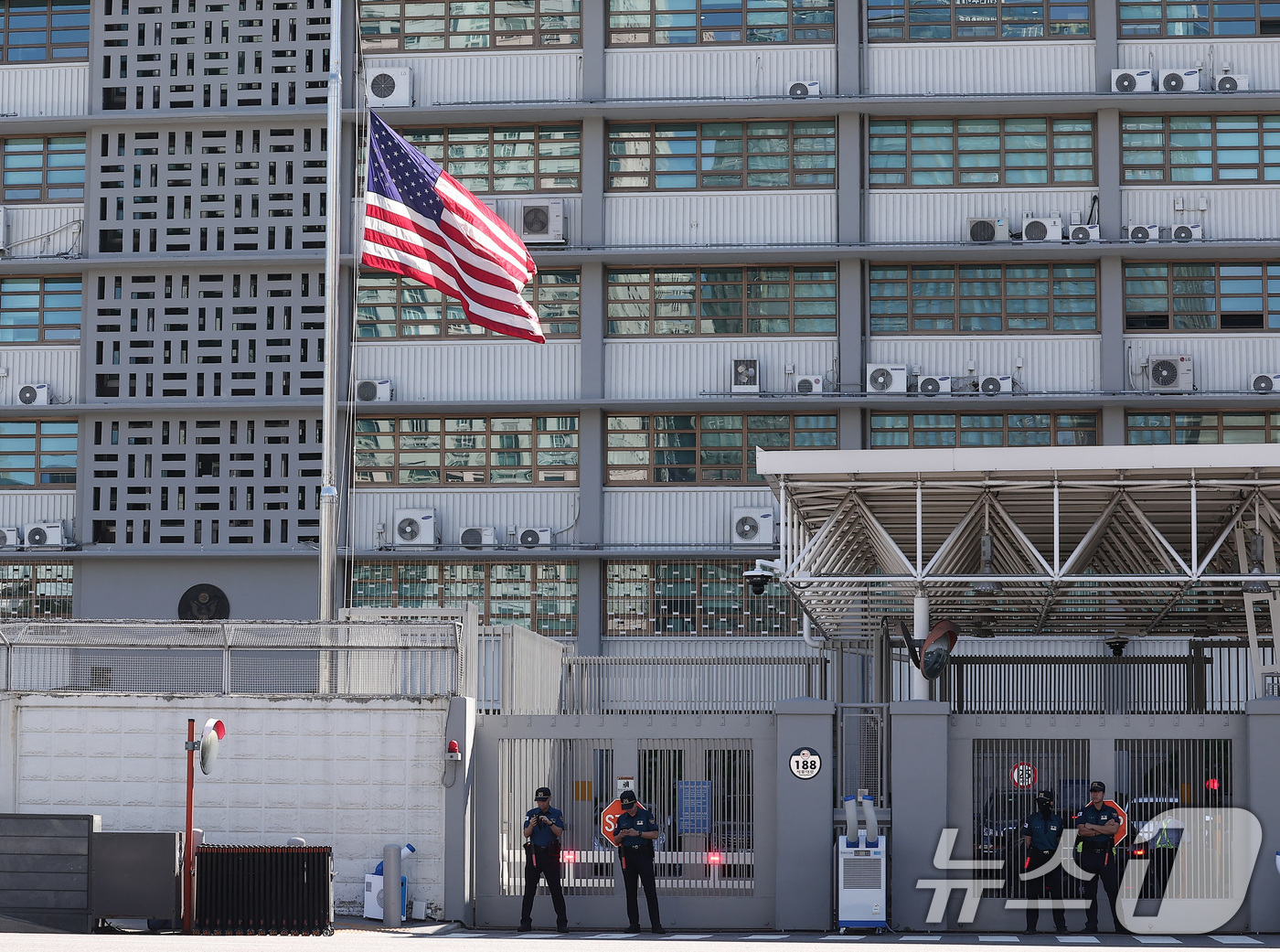 (서울=뉴스1) 김성진 기자 = 11일 서울 종로구 주한미국대사관에 조기가 게양돼 있다.도널드 트럼프 미국 대통령을 지지하는 청년 활동가 찰리 커크가 10일(현지시간) 미 대학 행 …