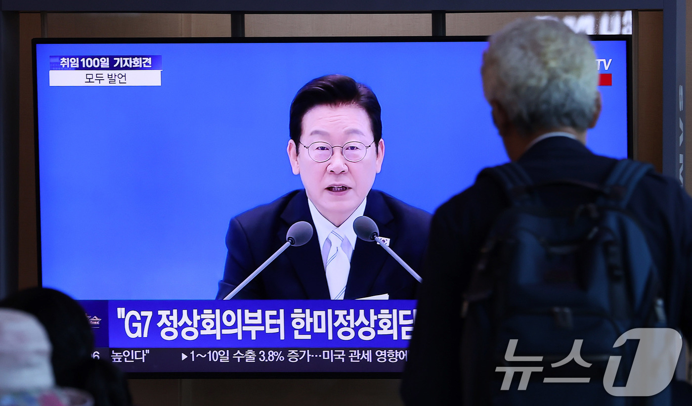 (서울=뉴스1) 박지혜 기자 = 시민들이 11일 서울역 대합실에서 이재명 대통령의 취임 100일 기자회견 생중계를 시청하고 있다. 2025.9.11/뉴스1