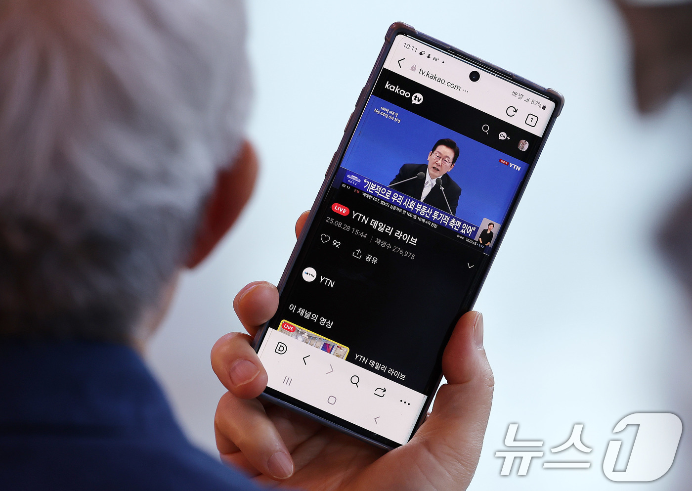 (서울=뉴스1) 박지혜 기자 = 시민들이 11일 서울역 대합실에서 이재명 대통령의 취임 100일 기자회견 생중계를 지켜보고 있다. 2025.9.11/뉴스1