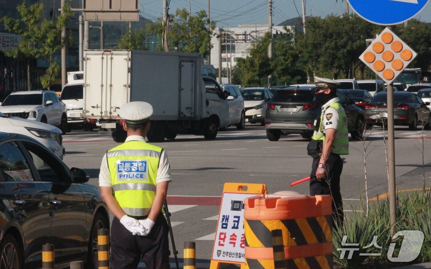 본문 이미지 - 11일 오전 8시께 전북 전주시 완산구 효자동 효천사거리에서 교통 경찰이 &#39;5대 반칙운전&#39; 단속을 실시하고 있다. 2025.9.11/뉴스1 신준수 기자