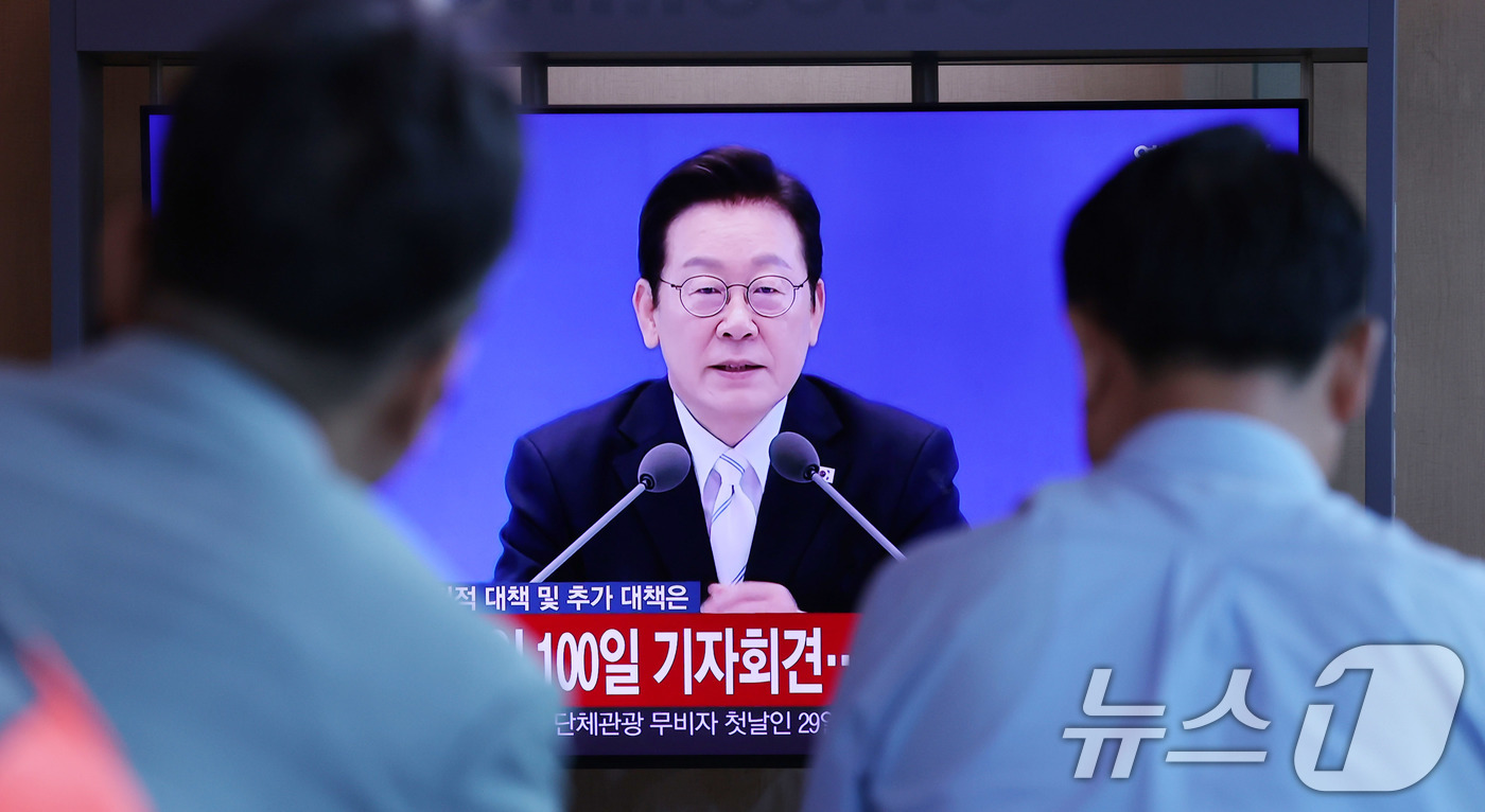 (서울=뉴스1) 박지혜 기자 = 시민들이 11일 서울역 대합실에서 이재명 대통령의 취임 100일 기자회견 생중계를 시청하고 있다. 2025.9.11/뉴스1