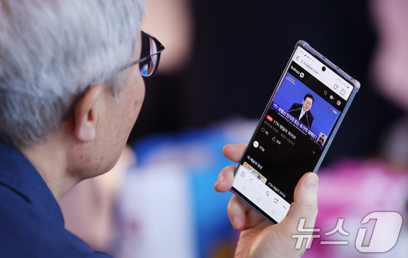 (서울=뉴스1) 박지혜 기자 = 시민들이 11일 서울역 대합실에서 이재명 대통령의 취임 100일 기자회견 생중계를 시청하고 있다. 2025.9.11/뉴스1