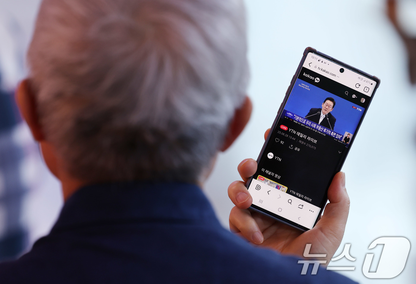 (서울=뉴스1) 박지혜 기자 = 시민들이 11일 서울역 대합실에서 이재명 대통령의 취임 100일 기자회견 생중계를 시청하고 있다. 2025.9.11/뉴스1