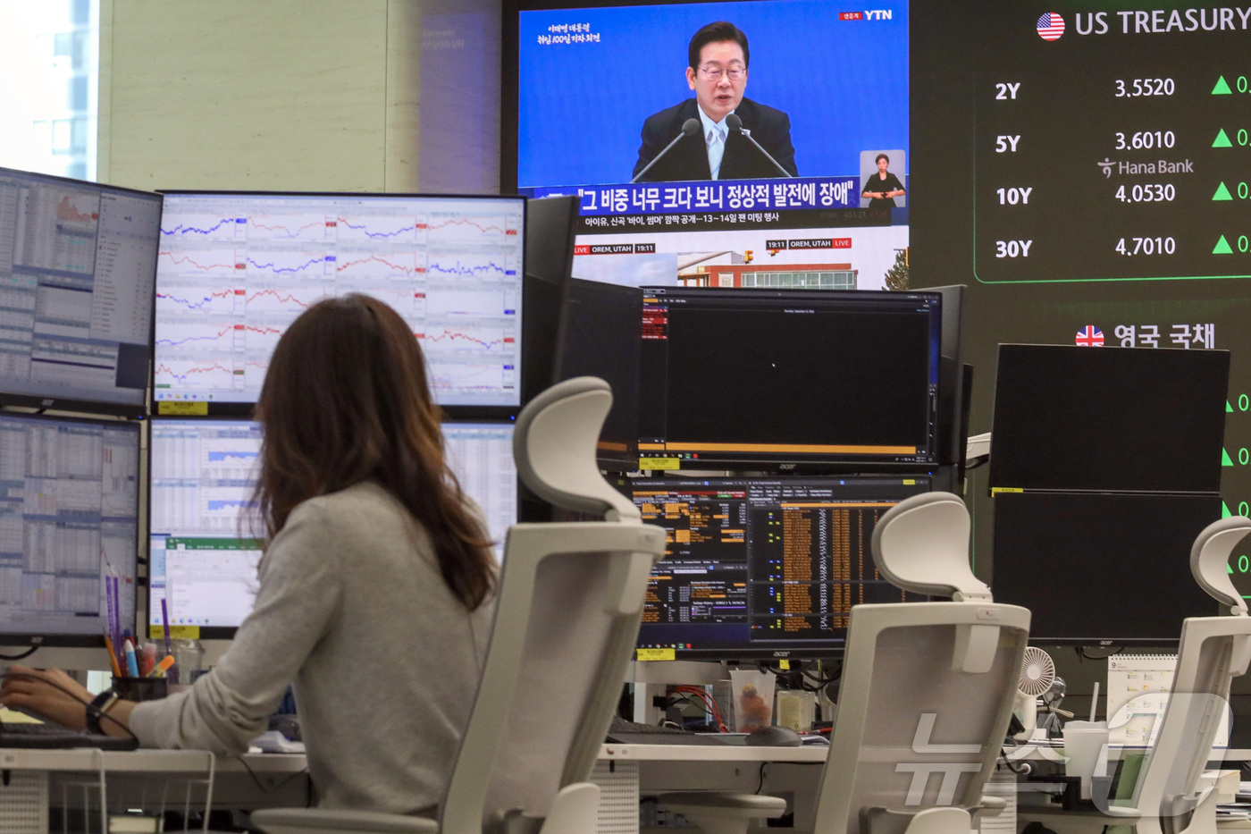 (서울=뉴스1) 심서현 기자 = 11일 오전 서울 중구 하나은행 딜링룸 모니터에 이재명 대통령 정부 출범 100일 기자회견 뉴스가 중계되고 있다. 이날 오전 코스피는 이틀 연속 최 …