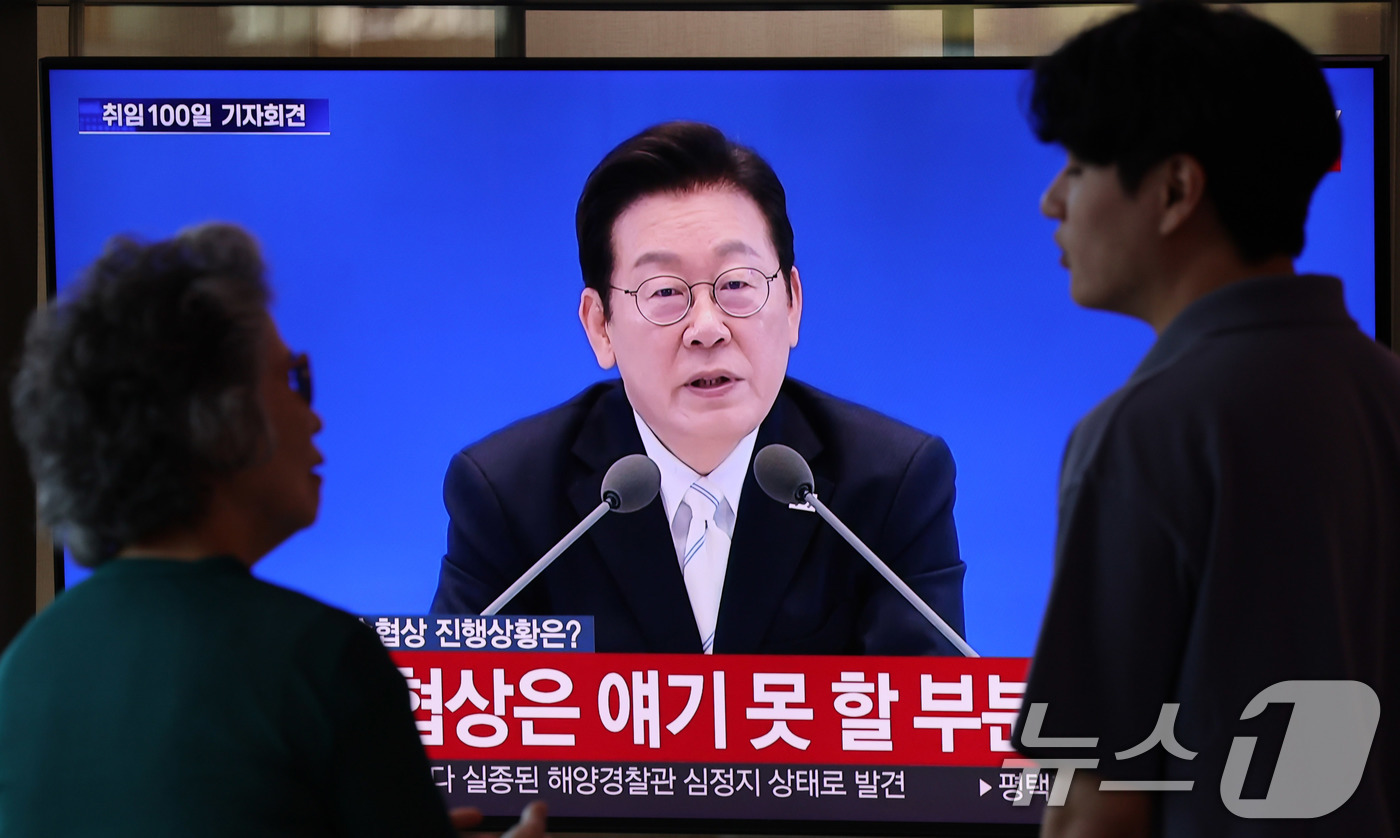 (서울=뉴스1) 박지혜 기자 = 시민들이 11일 서울역 대합실에서 이재명 대통령의 취임 100일 기자회견 생중계를 시청하고 있다. 2025.9.11/뉴스1