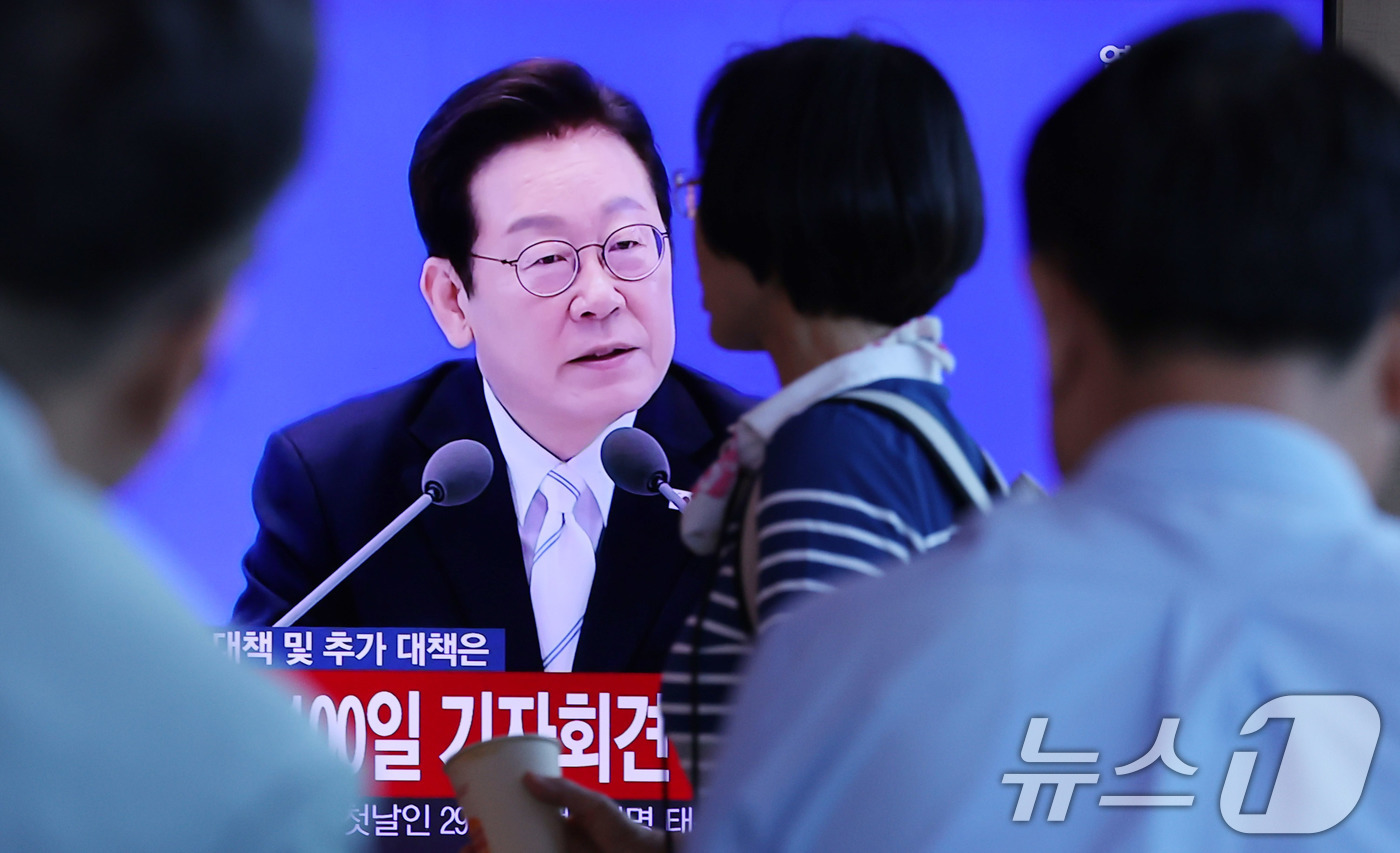 (서울=뉴스1) 박지혜 기자 = 시민들이 11일 서울역 대합실에서 이재명 대통령의 취임 100일 기자회견 생중계를 시청하고 있다. 2025.9.11/뉴스1