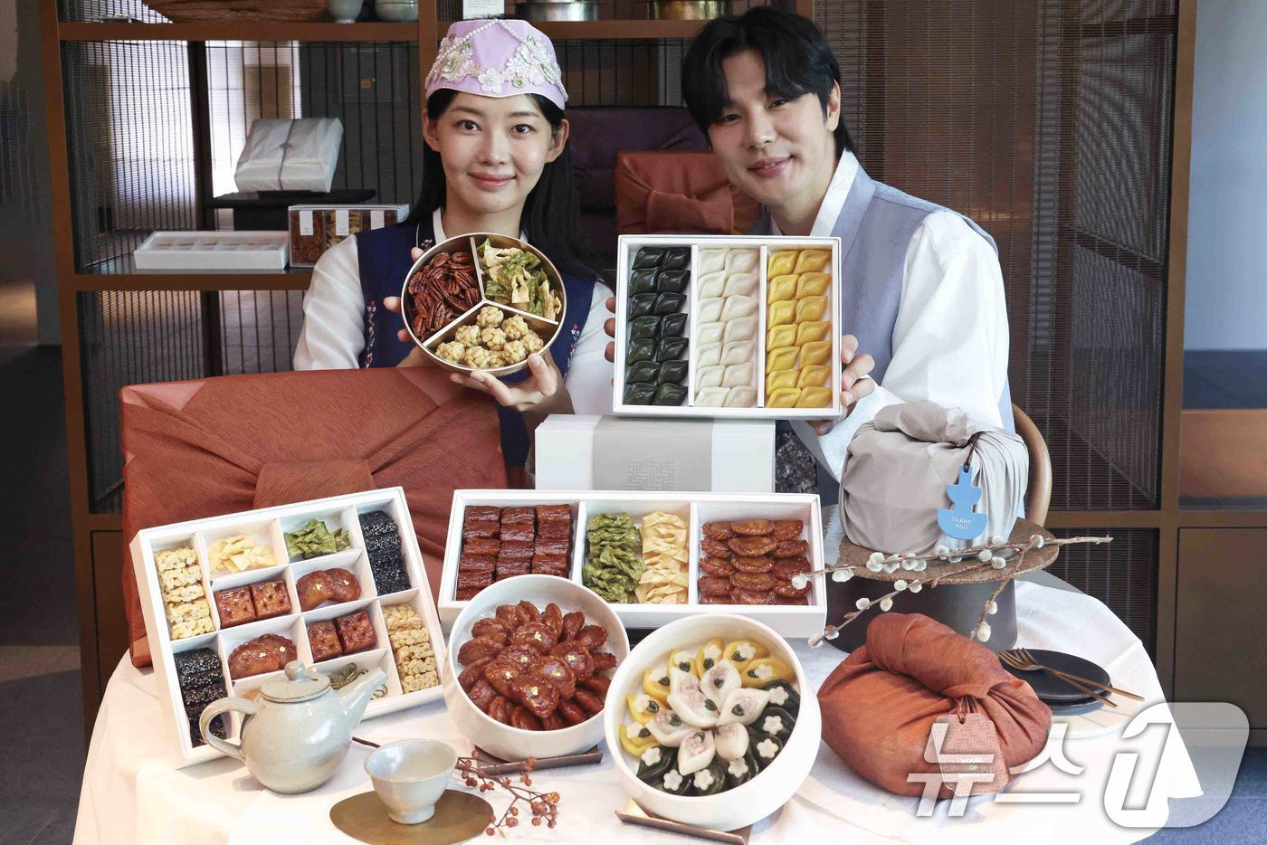 (서울=뉴스1) = 신세계백화점이 추석을 맞아 본점 더 헤리티지에 위치한 '하우스오브신세계 디저트살롱'에서 한국의 맛과 멋을 담은 선물 세트를 처음 선보인다고 11일 밝혔다.서울 …