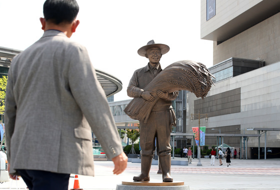 "동대구역 박정희 동상, 대구시에 사용·관리권"…철거 청구 기각(종합2보)