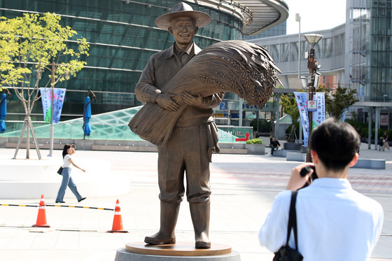 동대구역 박정희 동상 철거 안 해도 된다…법원 "대구시 사용권 인정"(종합)