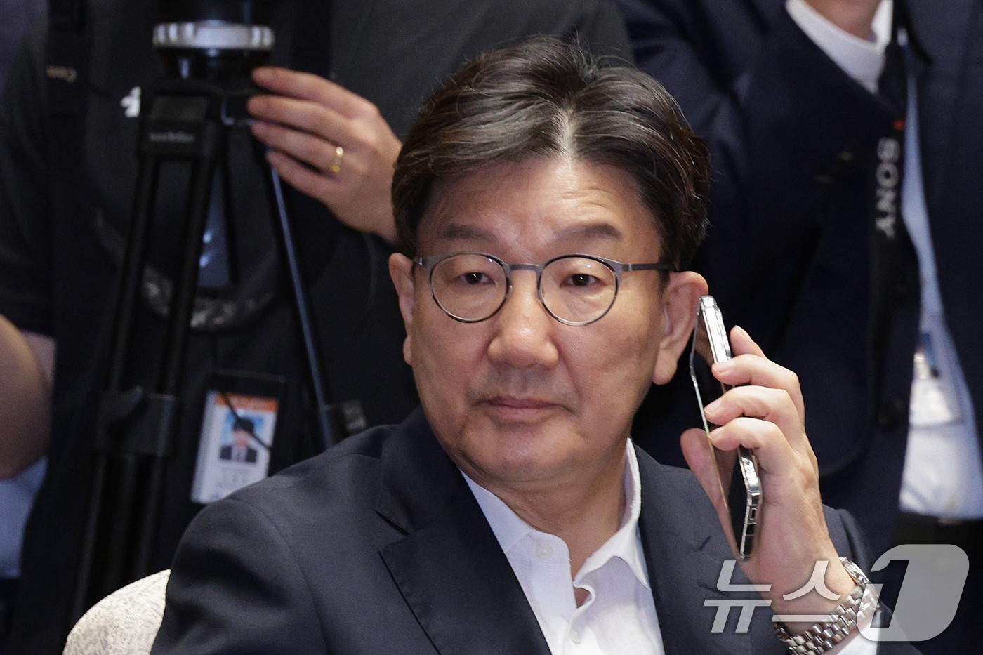 (서울=뉴스1) 신웅수 기자 = 권성동 국민의힘 의원이 11일 오전 서울 여의도 국회에서 열린 의원총회에서 통화하고 있다. 2025.9.11/뉴스1