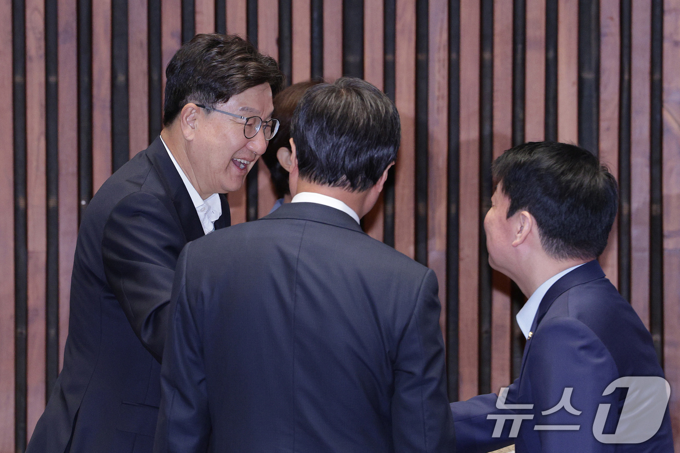 (서울=뉴스1) 신웅수 기자 = 권성동, 안철수 국민의힘 의원이 11일 오전 서울 여의도 국회에서 열린 의원총회에서 인사하고 있다. 2025.9.11/뉴스1