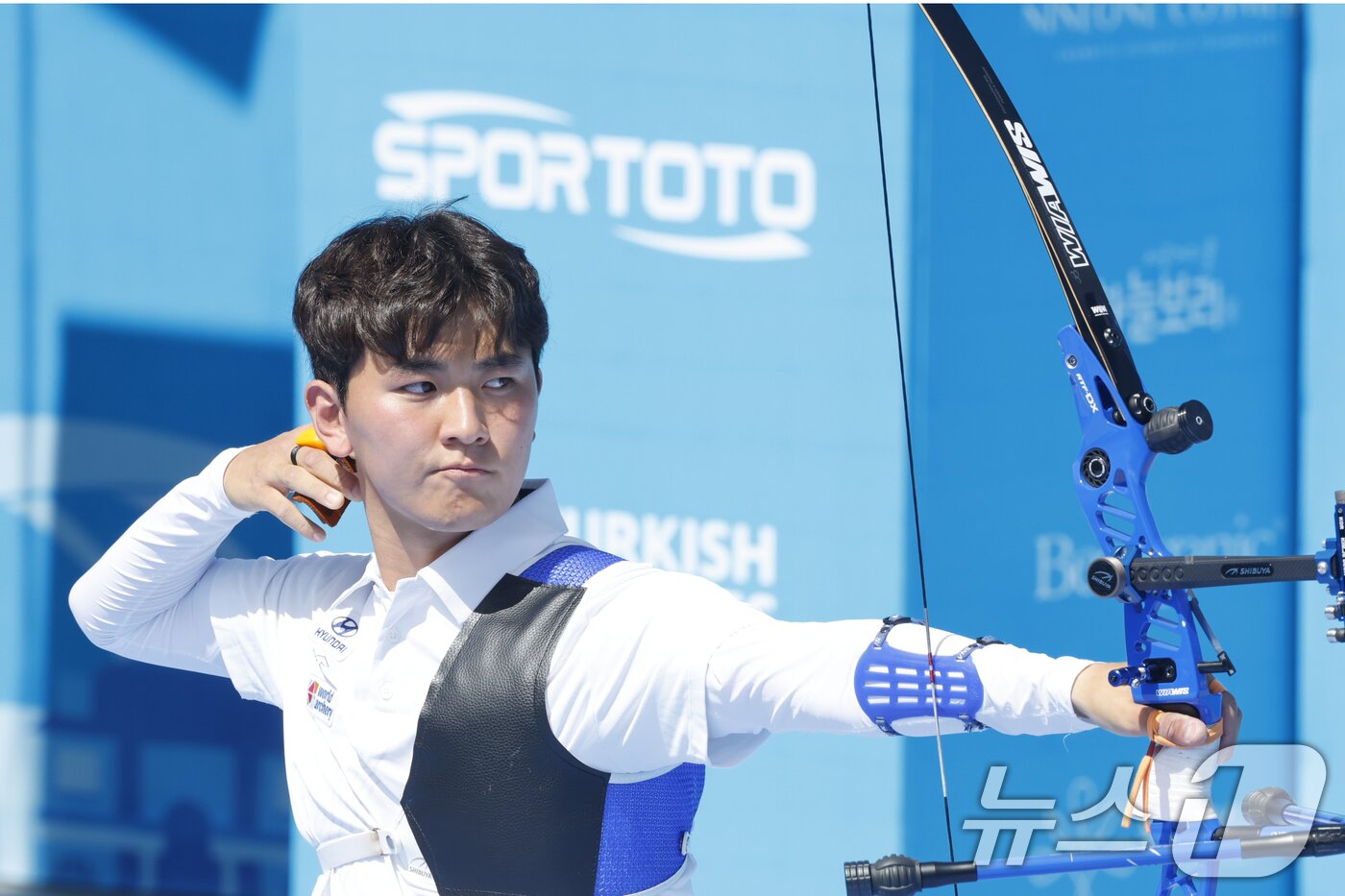 본문 이미지 - 김제덕&#40;예천군청&#41;이 11일 광주 5.18민주광장 특설경기장에서 열린 2025 광주 세계양궁선수권대회 리커브 남자 개인전 16강전에서 활을 쏘고 있다. 김제덕은 일본 카와타 유키에게 승리해 8강에 진출했다. 2025.9.11/뉴스1 ⓒ News1 김태성 기자