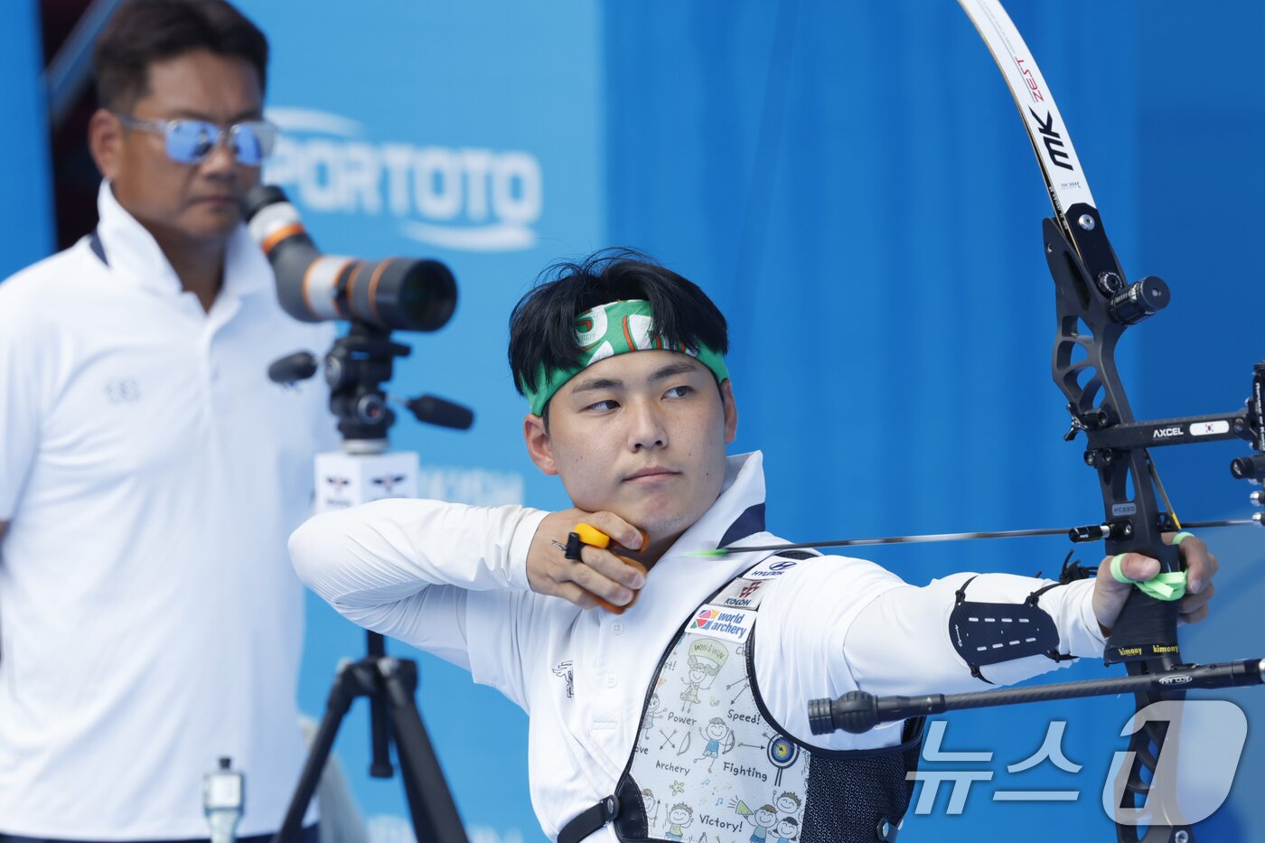 본문 이미지 - 이우석&#40;코오롱&#41;이 11일 광주 5.18민주광장 특설경기장에서 열린 2025 광주 세계양궁선수권대회 리커브 남자 개인전에서 멕시코그란데 마티아스와 16강전을 펼치고 있다. 2025.9.11/뉴스1 ⓒ News1 김태성 기자