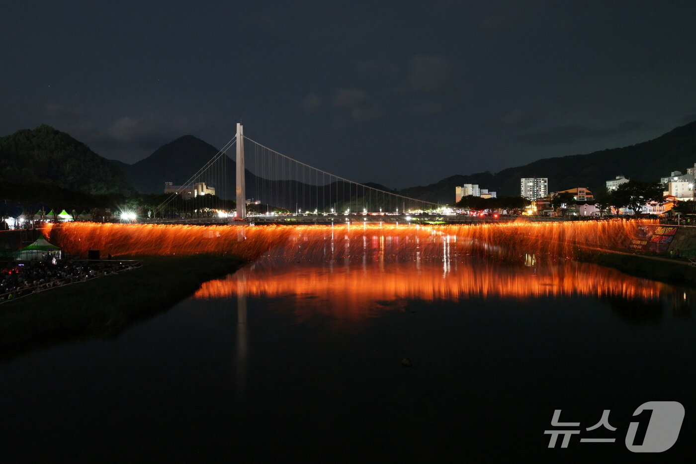 본문 이미지 - 제29회 무주반딧불축제 현장에서 낙화놀이가 진행되고 있다.&#40;무주군 제공. 재판매 및 DB금지&#41;