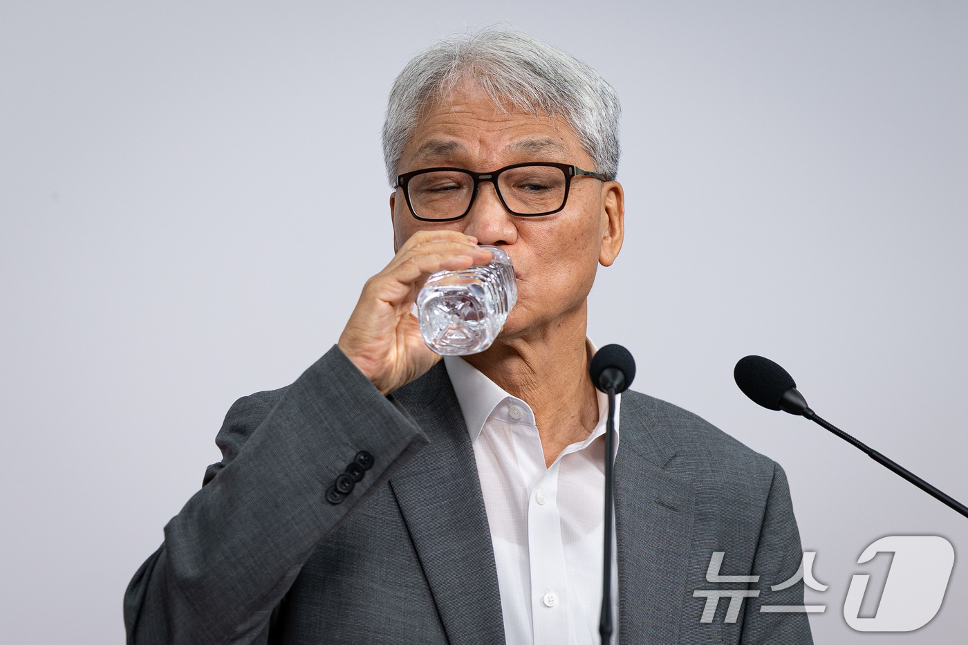 (서울=뉴스1) 유승관 기자 = 여상원 국민의힘 중앙윤리위원회 위원장이 11일 서울 여의도 당사에서 윤리위원회 회의 후 기자회견 중 물을 마시고 있다.윤리위는 이날 회의에서 지난 …