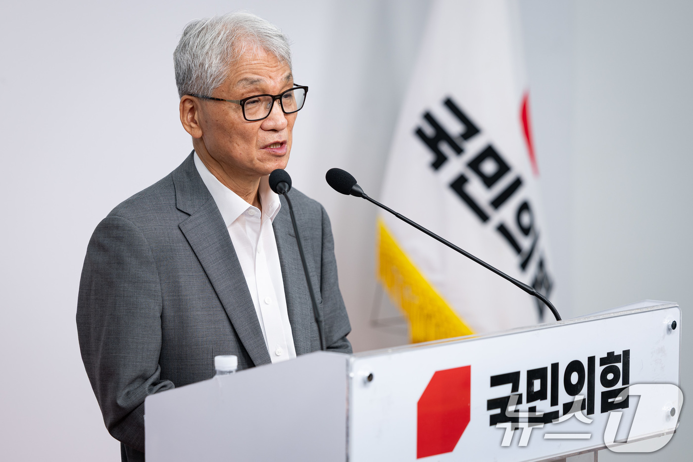 (서울=뉴스1) 유승관 기자 = 여상원 국민의힘 중앙윤리위원회 위원장이 11일 서울 여의도 당사에서 윤리위원회 회의 후 기자회견을 하고 있다.윤리위는 이날 회의에서 지난 대통령 선 …