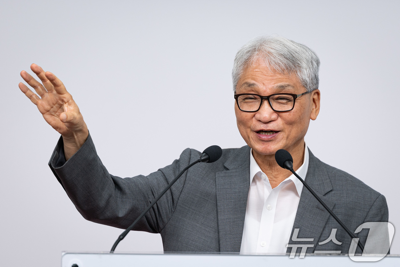 (서울=뉴스1) 유승관 기자 = 여상원 국민의힘 중앙윤리위원회 위원장이 11일 서울 여의도 당사에서 윤리위원회 회의 후 기자회견을 하고 있다.윤리위는 이날 회의에서 지난 대통령 선 …