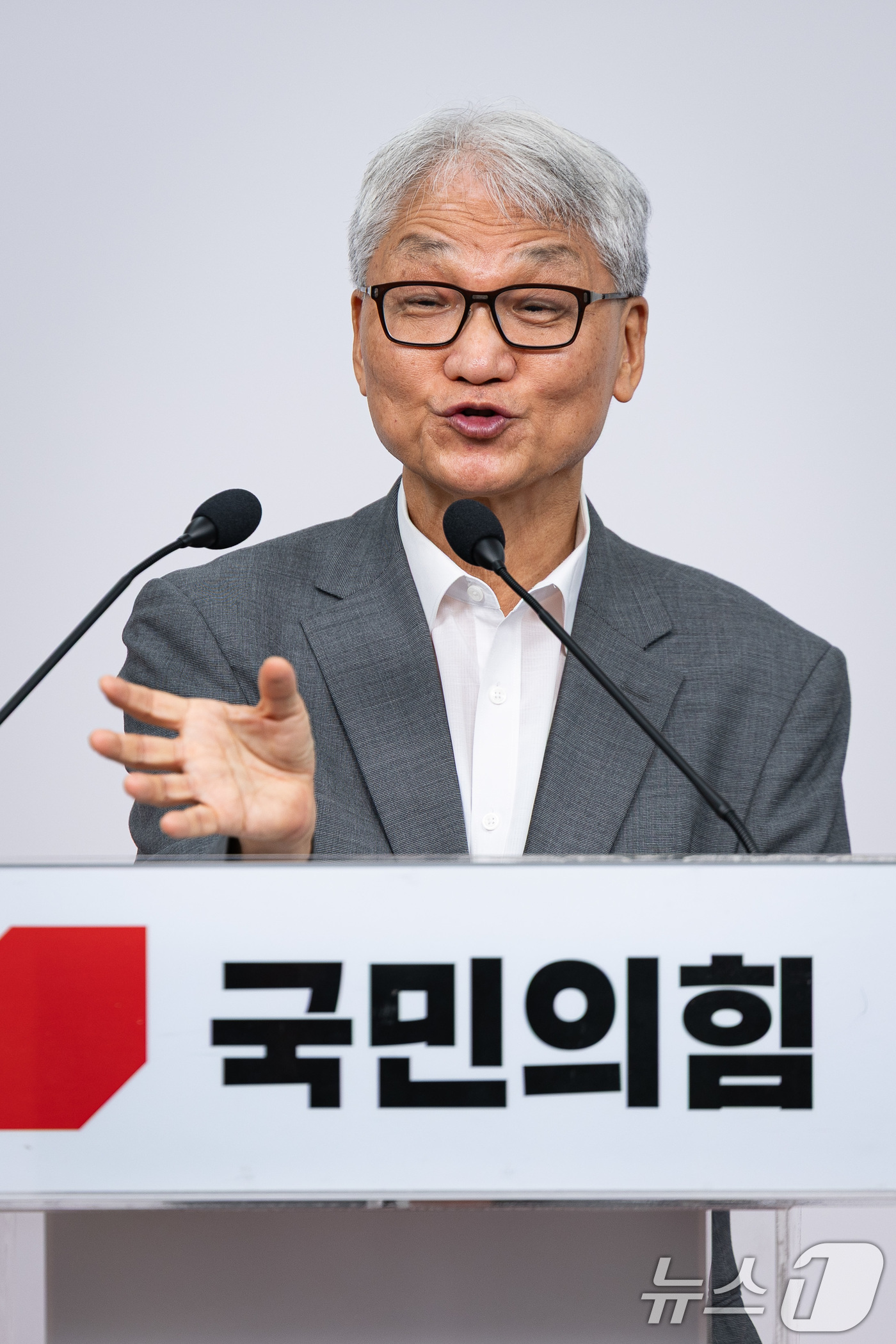 (서울=뉴스1) 유승관 기자 = 여상원 국민의힘 중앙윤리위원회 위원장이 11일 서울 여의도 당사에서 윤리위원회 회의 후 기자회견을 하고 있다.윤리위는 이날 회의에서 지난 대통령 선 …