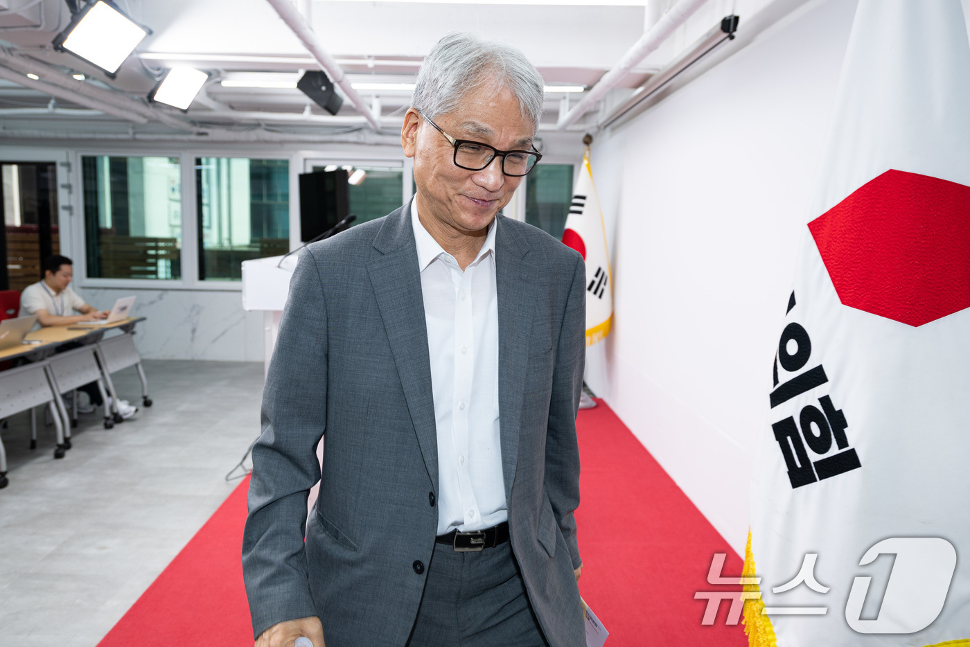 (서울=뉴스1) 유승관 기자 = 여상원 국민의힘 중앙윤리위원회 위원장이 11일 서울 여의도 당사에서 윤리위원회 회의 후 기자회견을 마치고 회견장을 나서고 있다.윤리위는 이날 회의에 …