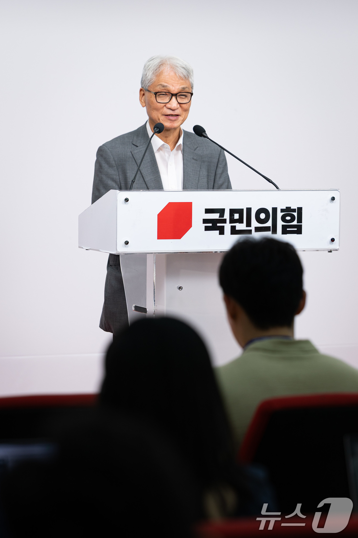 (서울=뉴스1) 유승관 기자 = 여상원 국민의힘 중앙윤리위원회 위원장이 11일 서울 여의도 당사에서 윤리위원회 회의 후 기자회견을 하고 있다.윤리위는 이날 회의에서 지난 대통령 선 …