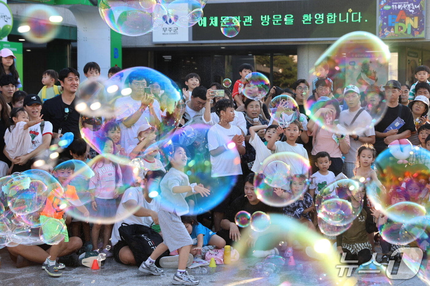 본문 이미지 - 제29회 무주반딧불축제 현장 모습.&#40;무주군 제공. 재판매 및 DB금지&#41;