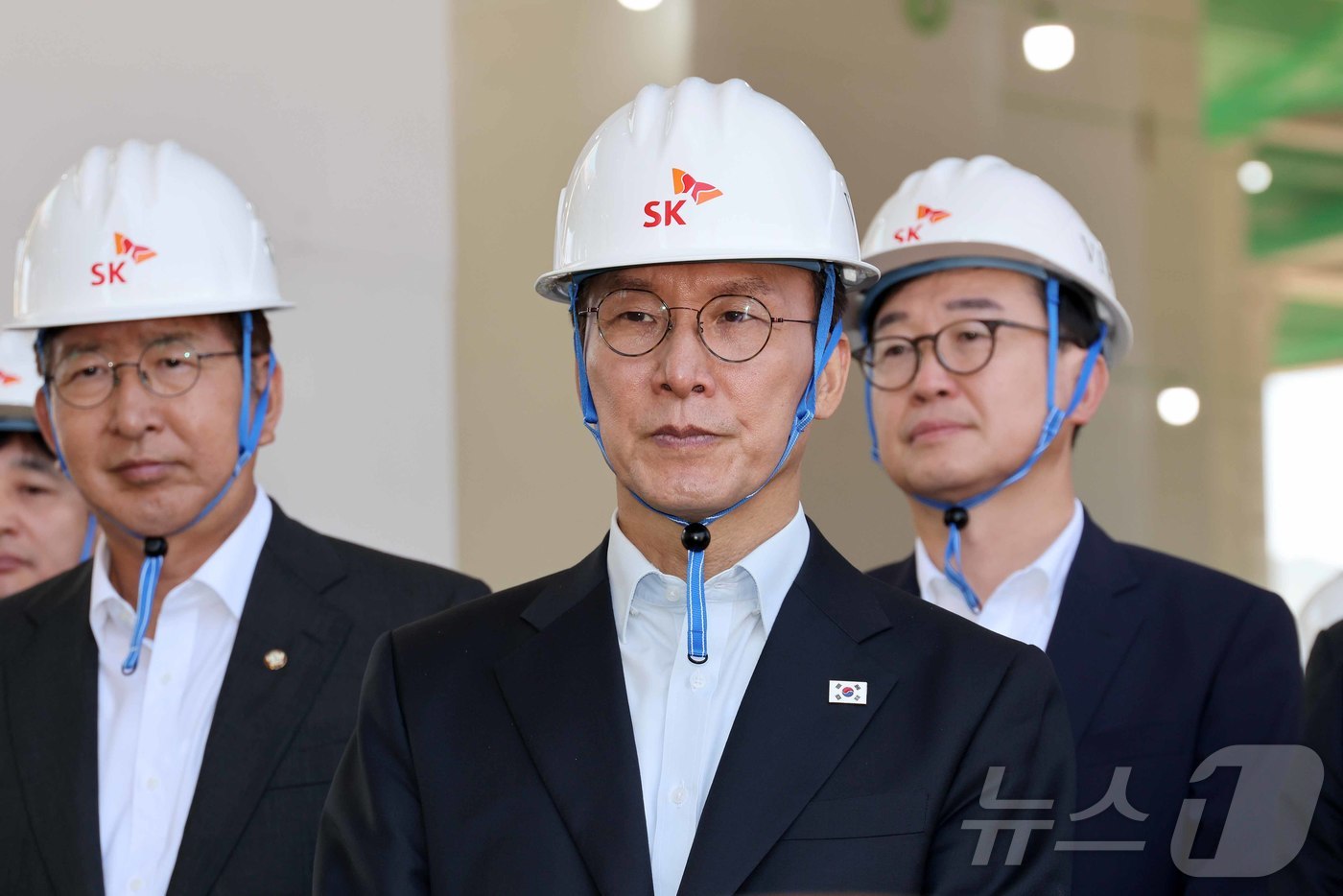 (용인=뉴스1) 청사사진기자단 = 김민석 국무총리가 11일 오전 경기 용인시 처인구 반도체 클러스터 공사 현장을 방문, 현황을 보고 받고 있다. 2025.9.11/뉴스1