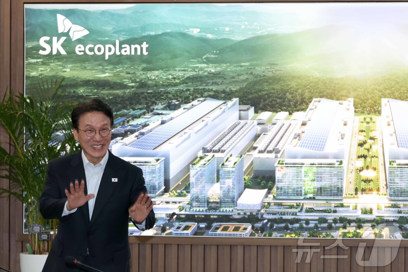 (용인=뉴스1) 청사사진기자단 = 김민석 국무총리가 11일 오전 경기 용인시 처인구 반도체 클러스터에서 열린 현장 간담회에 참석하고 있다. 2025.9.11/뉴스1