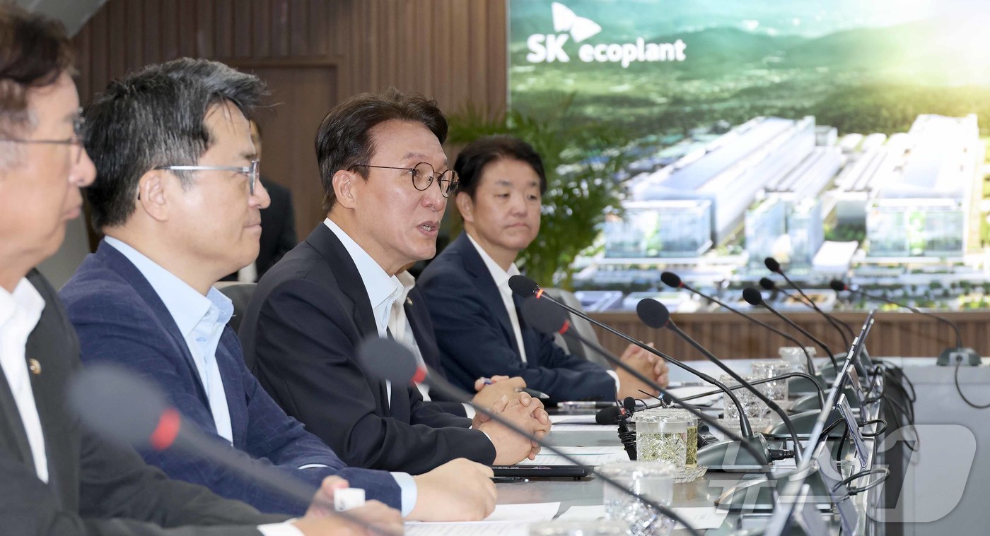 (용인=뉴스1) 청사사진기자단 = 김민석 국무총리가 11일 오전 경기 용인시 처인구 반도체 클러스터에서 열린 현장 간담회에서 모두발언을 하고 있다. 2025.9.11/뉴스1