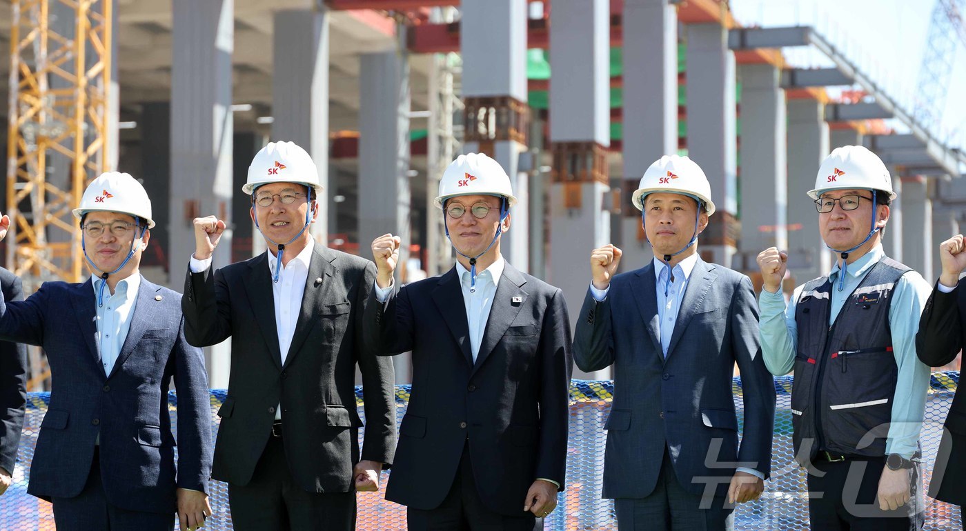 (용인=뉴스1) 청사사진기자단 = 김민석 국무총리가 11일 오전 경기 용인시 처인구 반도체 클러스터 공사 현장을 방문, 기념 촬영을 하고 있다. 2025.9.11/뉴스1