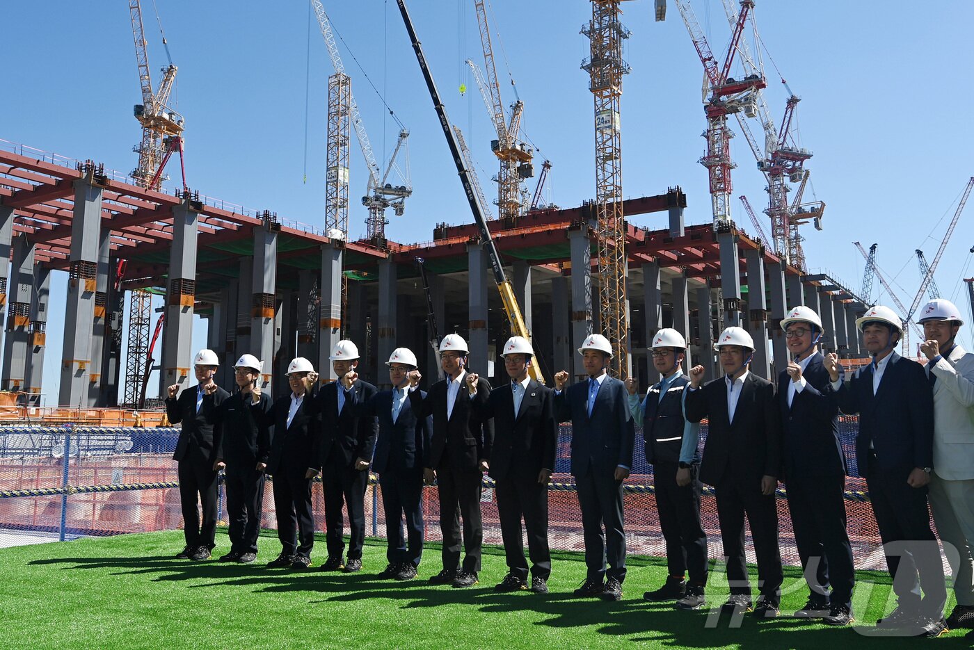 본문 이미지 - 김민석 국무총리가 11일 오전 경기 용인시 처인구 반도체 클러스터 공사현장에서 곽노정 SK하이닉스 CEO를 비롯한 관계자들과 기념촬영을 하고 있다. 2025.9.11/뉴스1 ⓒ News1 청사사진기자단