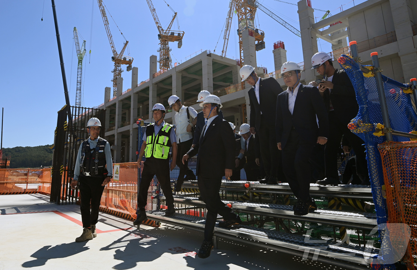 (용인=뉴스1) 청사사진기자단 = 김민석 국무총리가 11일 오전 경기 용인시 처인구 반도체 클러스터 공사현장을 방문해 현황보고를 마친 후 기념 촬영장으로 이동하고 있다. 2025. …