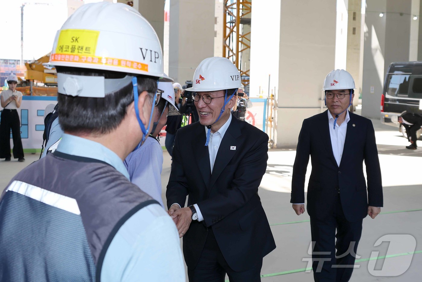 (용인=뉴스1) 청사사진기자단 = 김민석 국무총리가 11일 오전 경기 용인시 처인구 반도체 클러스터 공사 현장을 방문, 관계자들과 인사하고 있다. 2025.9.11/뉴스1