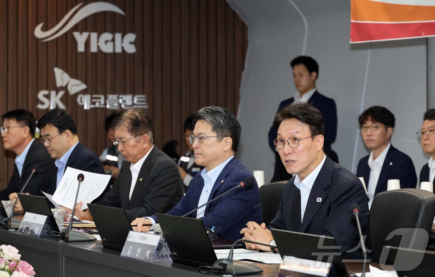 본문 이미지 - 김민석 국무총리가 11일 오전 경기 용인시 처인구 반도체 클러스터에서 열린 현장 간담회에서 모두발언을 하고 있다. 2025.9.11/뉴스1 ⓒ News1 청사사진기자단