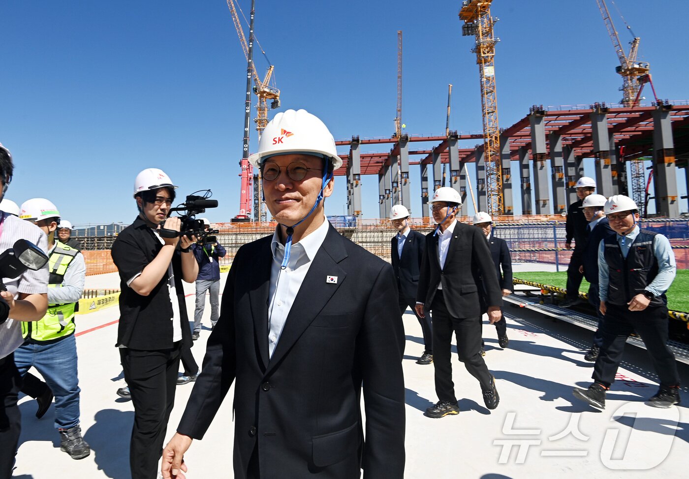 본문 이미지 - 김민석 국무총리가 11일 오전 경기 용인시 처인구 반도체 클러스터 공사현장에서 관계자들과 기념촬영을 마치고 나서고 있다. 2025.9.11/뉴스1 ⓒ News1 청사사진기자단