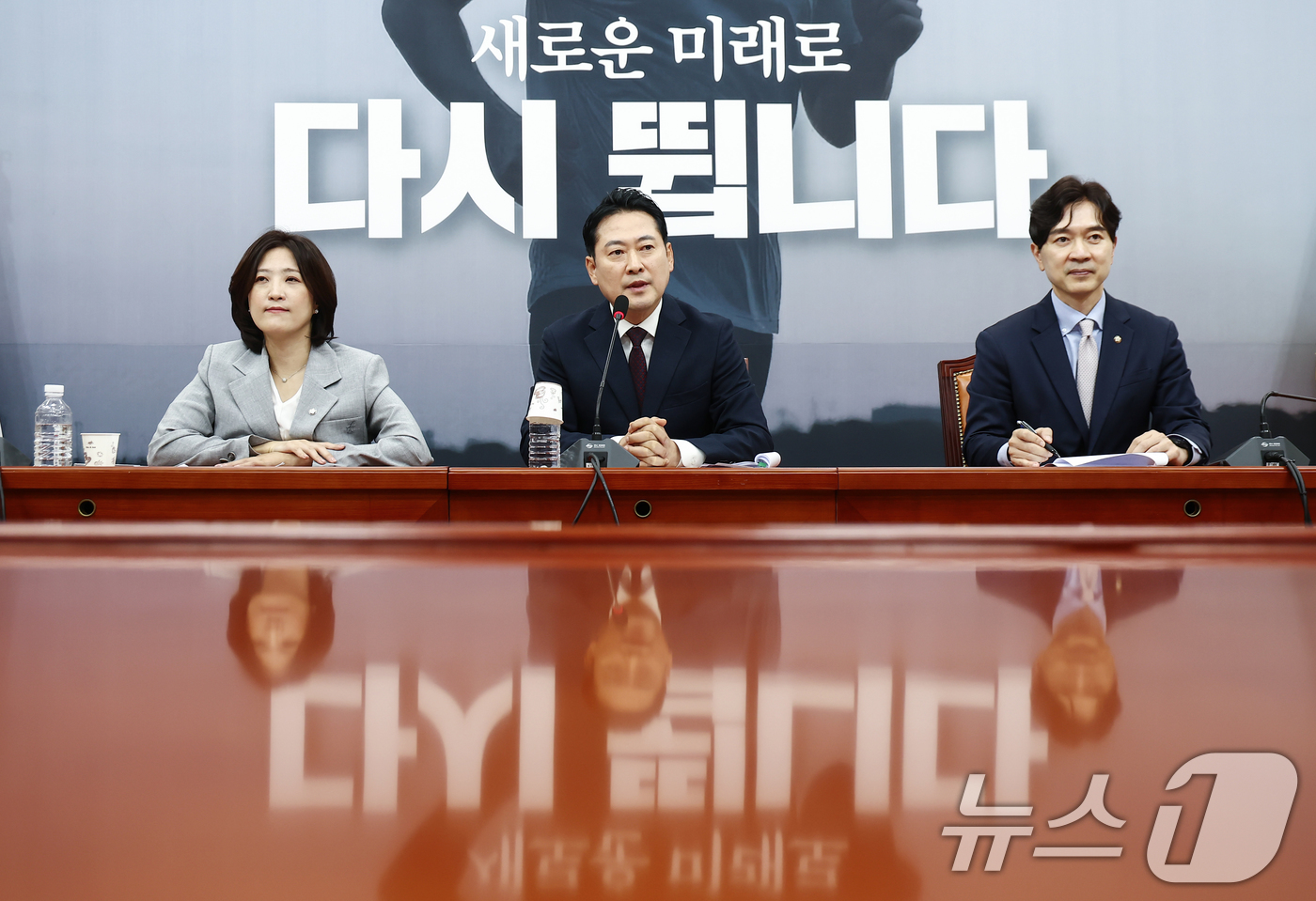 (서울=뉴스1) 김민지 기자 = 장동혁 국민의힘 대표가 11일 오후 서울 여의도 국회에서 이재명 대통령 취임 100일 기자회견 관련 입장 발표를 하고 있다. 2025.9.11/뉴스 …