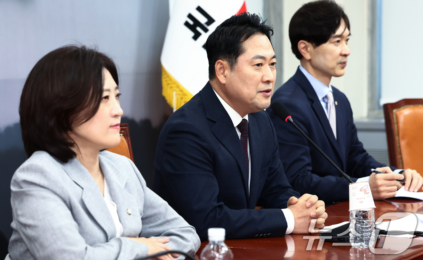 (서울=뉴스1) 김민지 기자 = 장동혁 국민의힘 대표가 11일 오후 서울 여의도 국회에서 이재명 대통령 취임 100일 기자회견 관련 입장 발표를 하고 있다. 2025.9.11/뉴스 …