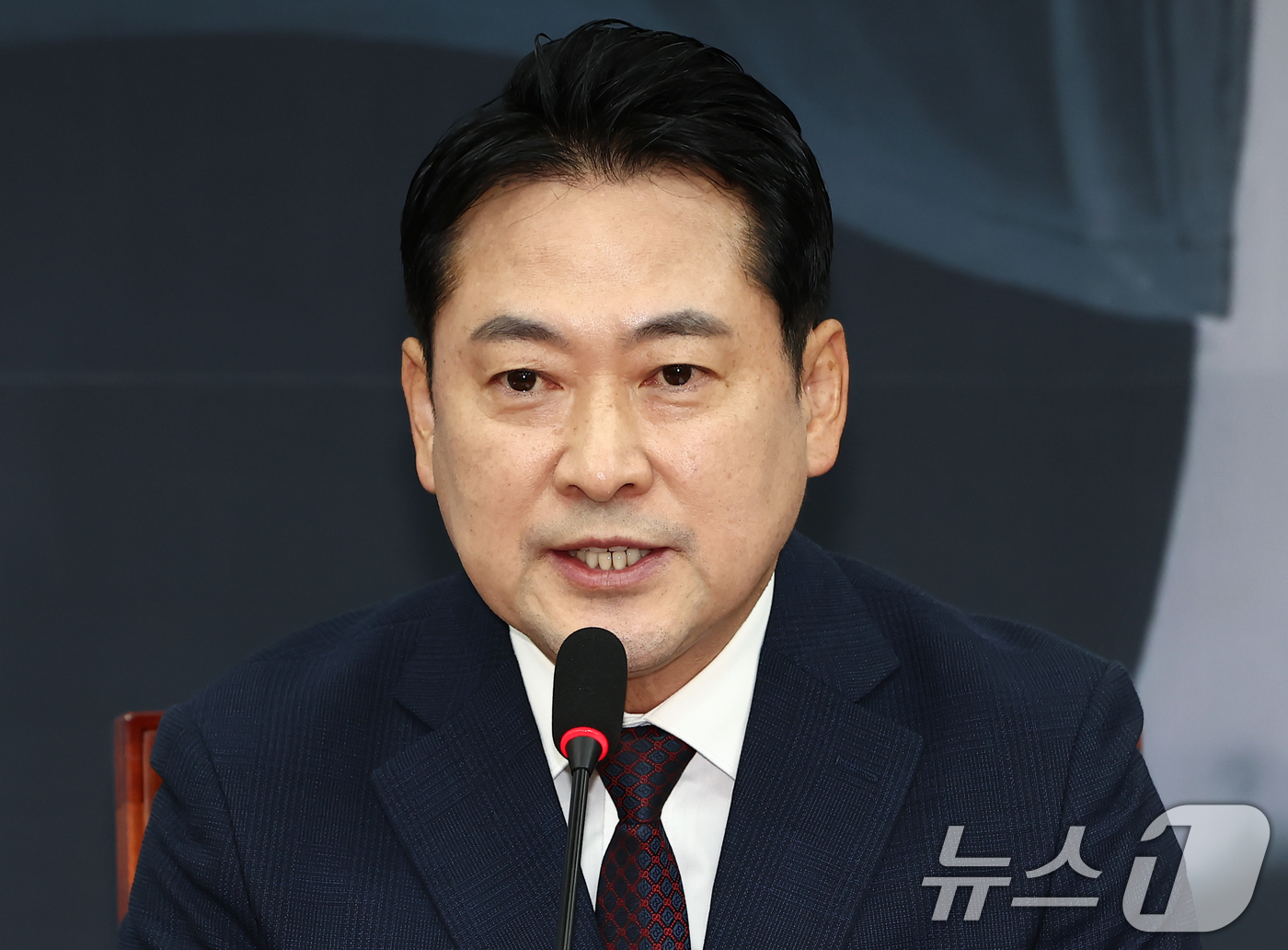 (서울=뉴스1) 김민지 기자 = 장동혁 국민의힘 대표가 11일 오후 서울 여의도 국회에서 이재명 대통령 취임 100일 기자회견 관련 입장 발표를 하고 있다. 2025.9.11/뉴스 …