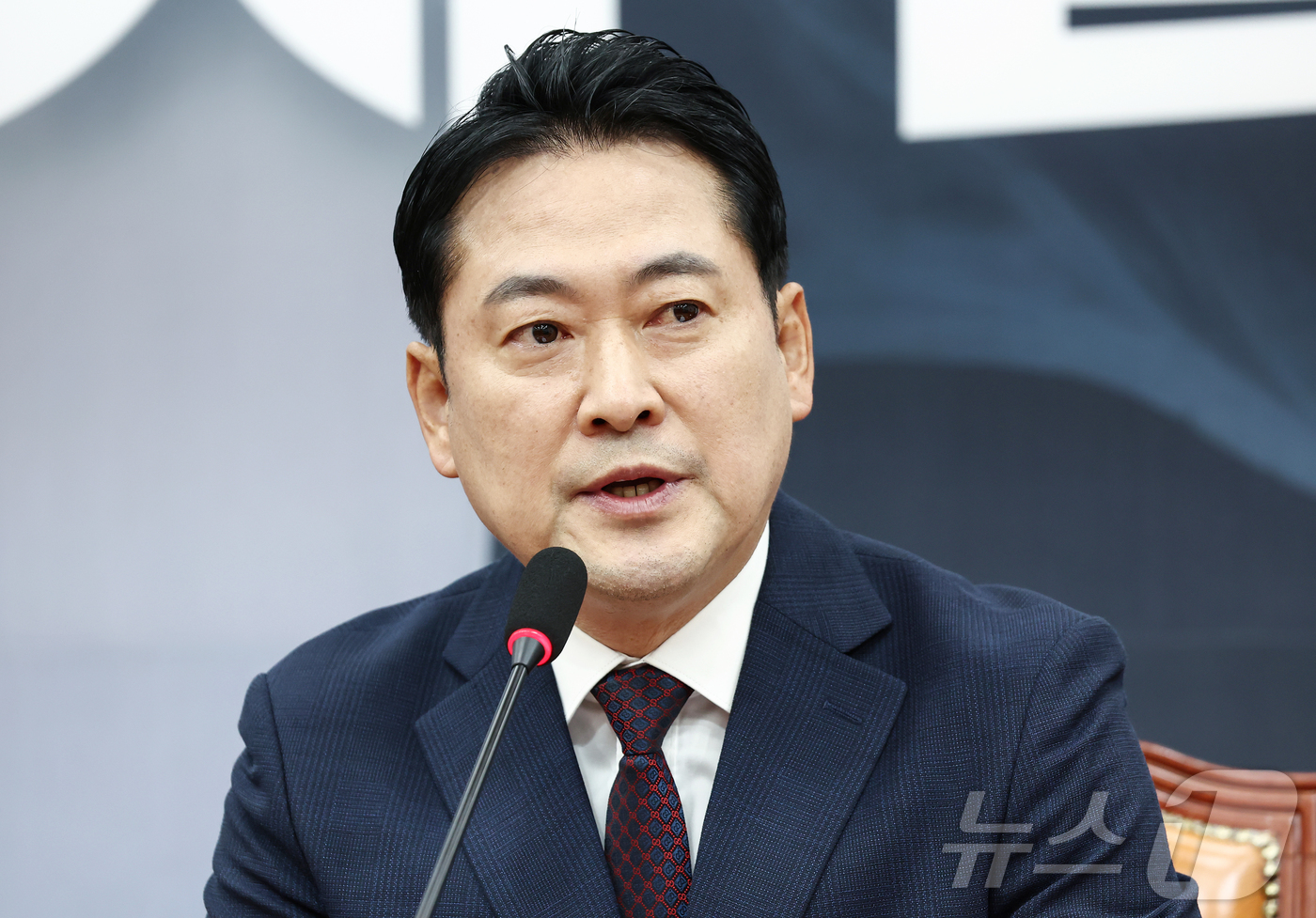 (서울=뉴스1) 김민지 기자 = 장동혁 국민의힘 대표가 11일 오후 서울 여의도 국회에서 이재명 대통령 취임 100일 기자회견 관련 입장 발표를 하고 있다. 2025.9.11/뉴스 …