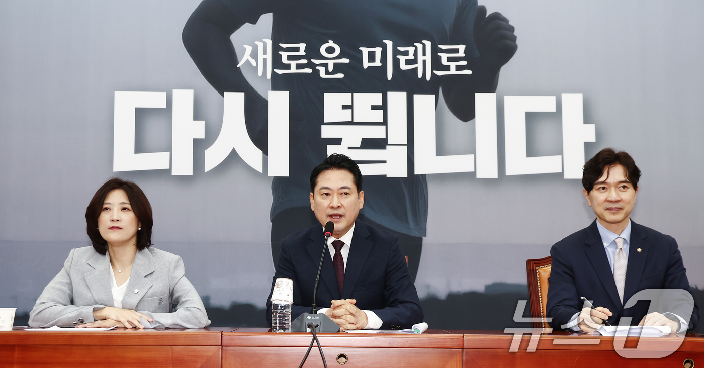 (서울=뉴스1) 김민지 기자 = 장동혁 국민의힘 대표가 11일 오후 서울 여의도 국회에서 이재명 대통령 취임 100일 기자회견 관련 입장 발표를 하고 있다. 2025.9.11/뉴스 …