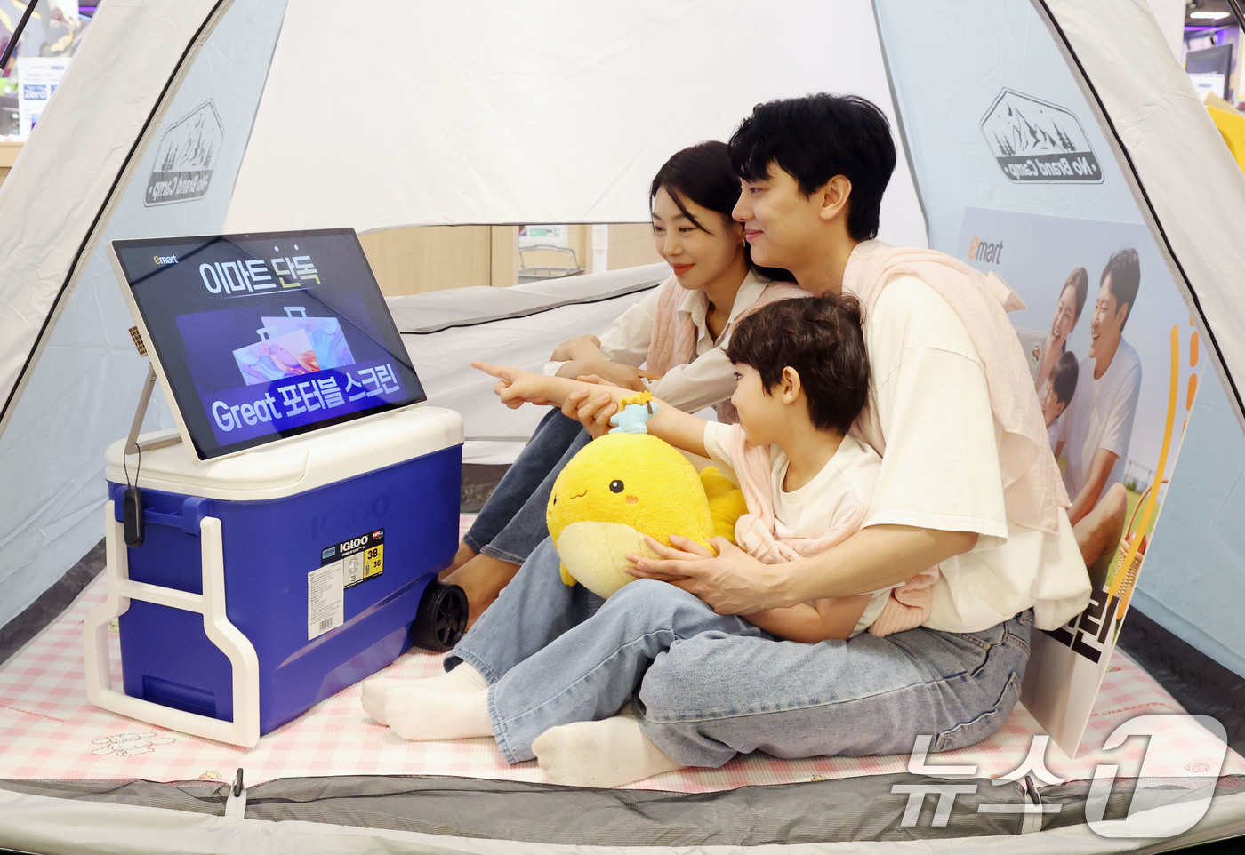 (서울=뉴스1) 이광호 기자 = 11일 오전 서울 중구 이마트 청계천점에서 TV와 태블릿의 장점을 결합한 스마트 디스플레이 'Great 포터블 스크린'을 모델들이 선보이고 있다.이 …