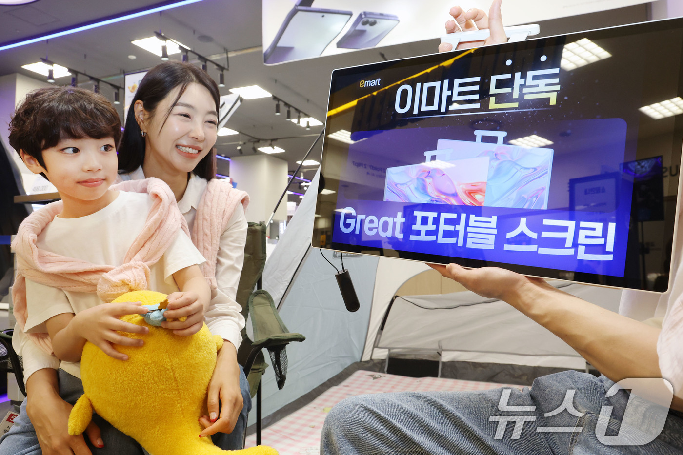 (서울=뉴스1) 이광호 기자 = 11일 오전 서울 중구 이마트 청계천점에서 TV와 태블릿의 장점을 결합한 스마트 디스플레이 'Great 포터블 스크린'을 모델들이 선보이고 있다.이 …