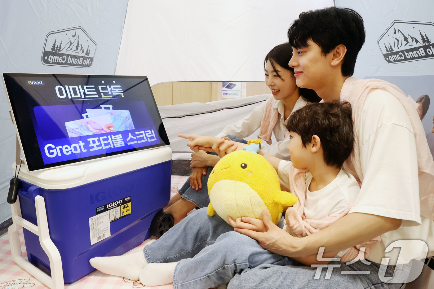 (서울=뉴스1) 이광호 기자 = 11일 오전 서울 중구 이마트 청계천점에서 TV와 태블릿의 장점을 결합한 스마트 디스플레이 'Great 포터블 스크린'을 모델들이 선보이고 있다.이 …