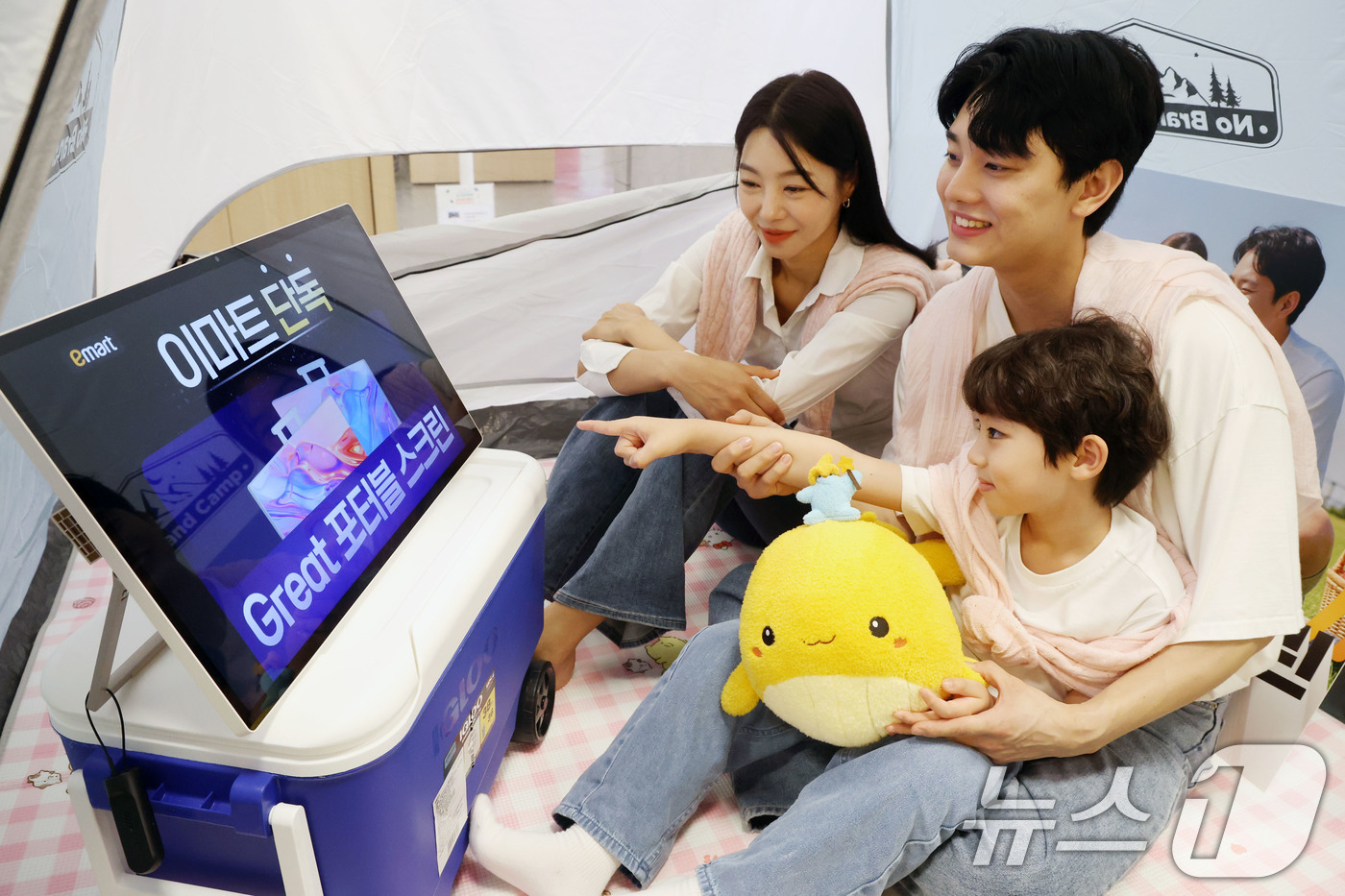 (서울=뉴스1) 이광호 기자 = 11일 오전 서울 중구 이마트 청계천점에서 TV와 태블릿의 장점을 결합한 스마트 디스플레이 'Great 포터블 스크린'을 모델들이 선보이고 있다.이 …